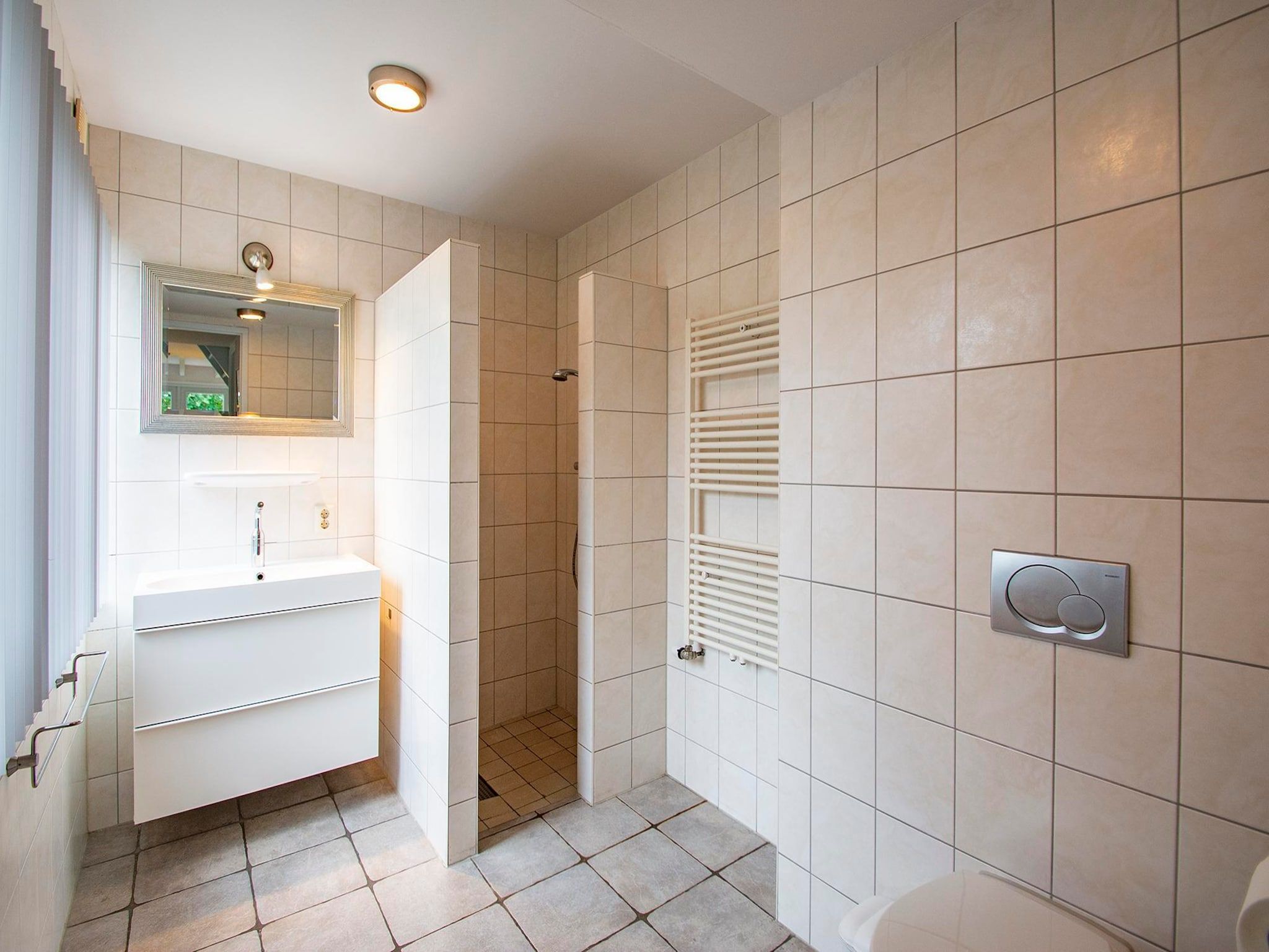 De badkamer van Sandepark 151 Villa Matisse in Callantsoog