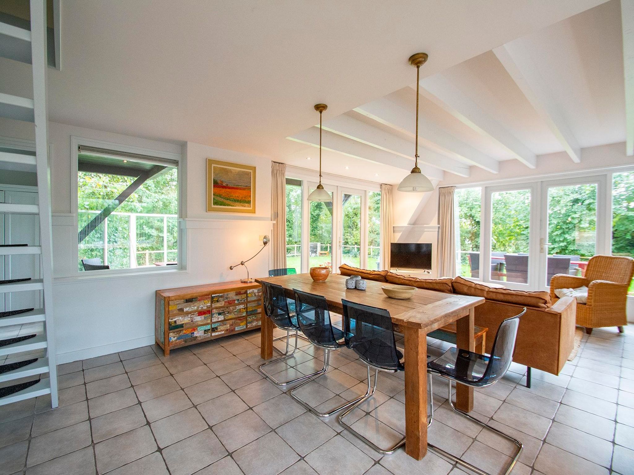 De eetkamer van Sandepark 151 Villa Matisse in Callantsoog