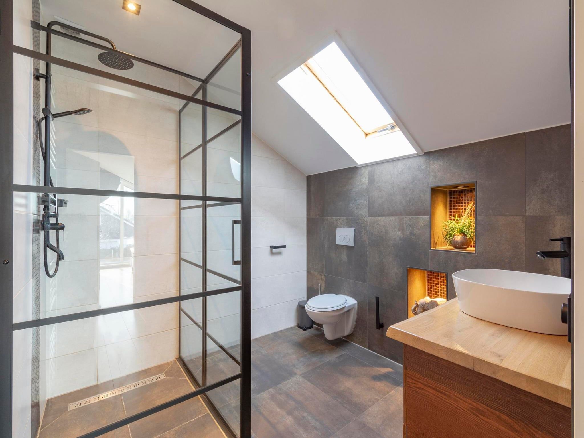 De badkamer van Luxe Villa Keizerskroon - Keizerkroon 63 in Julianadorp aan Zee