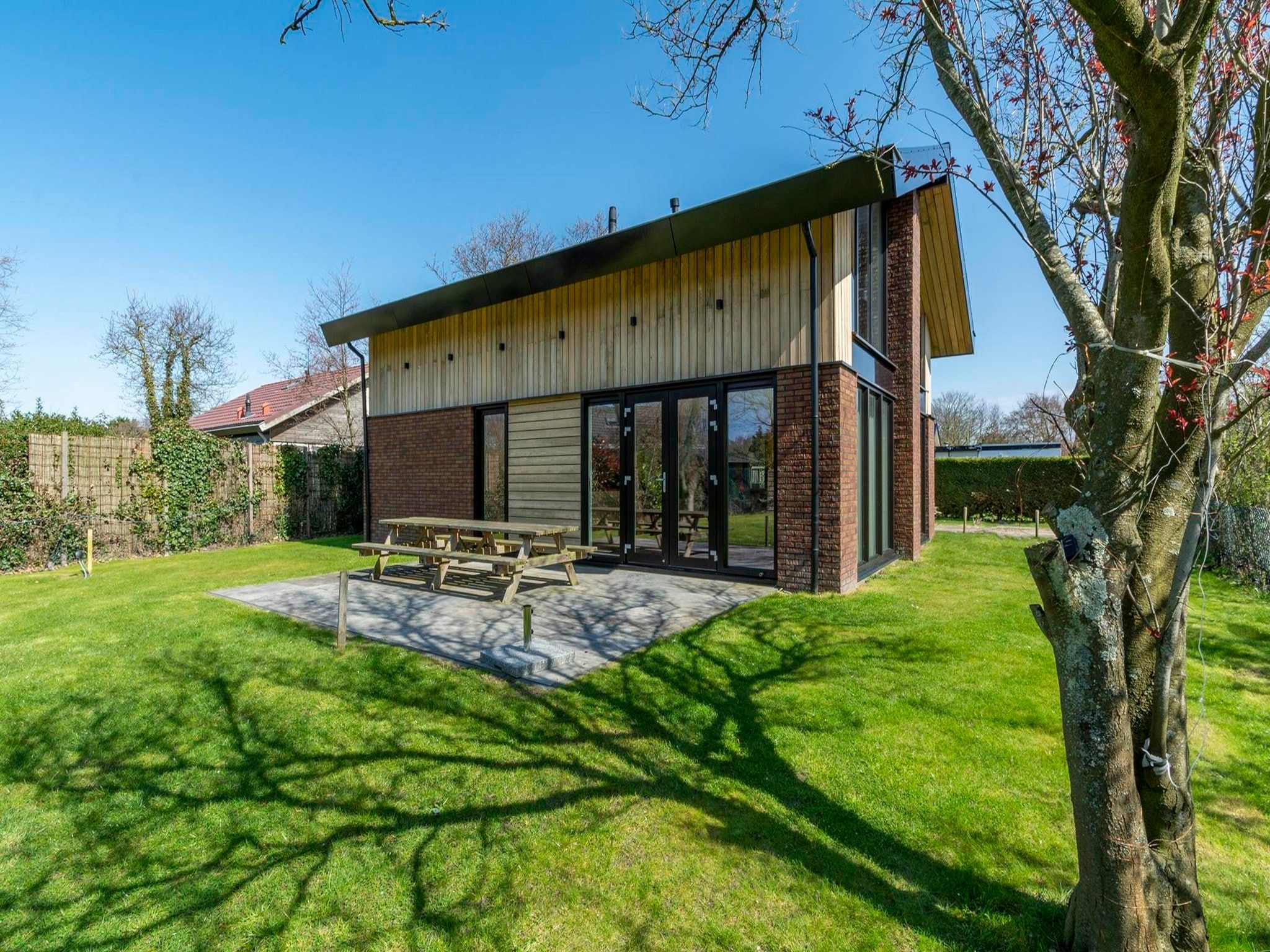 Het terras van Luxe Villa Keizerskroon - Keizerkroon 63 in Julianadorp aan Zee