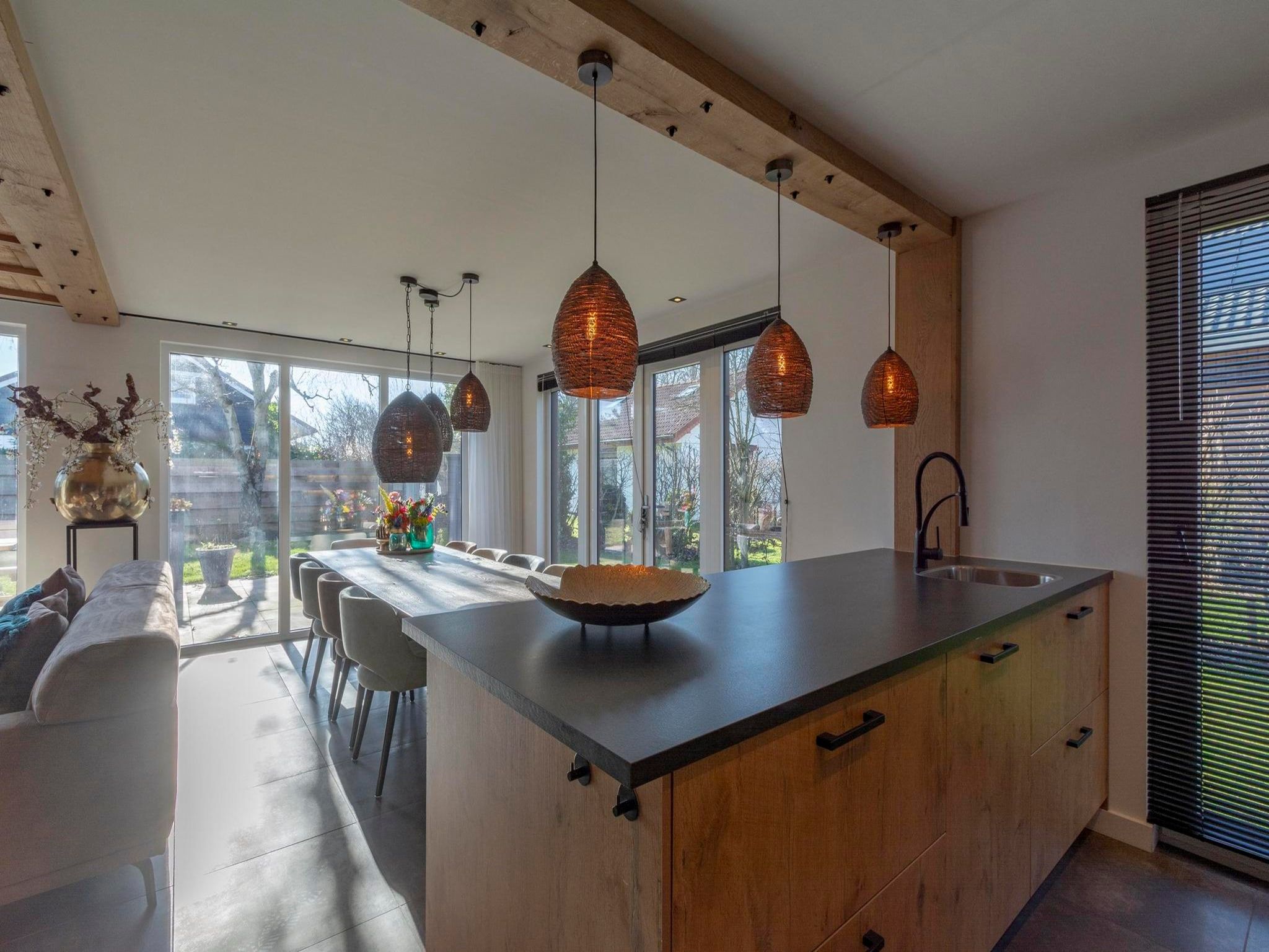 De eetkamer van Luxe Villa Keizerskroon - Keizerkroon 63 in Julianadorp aan Zee