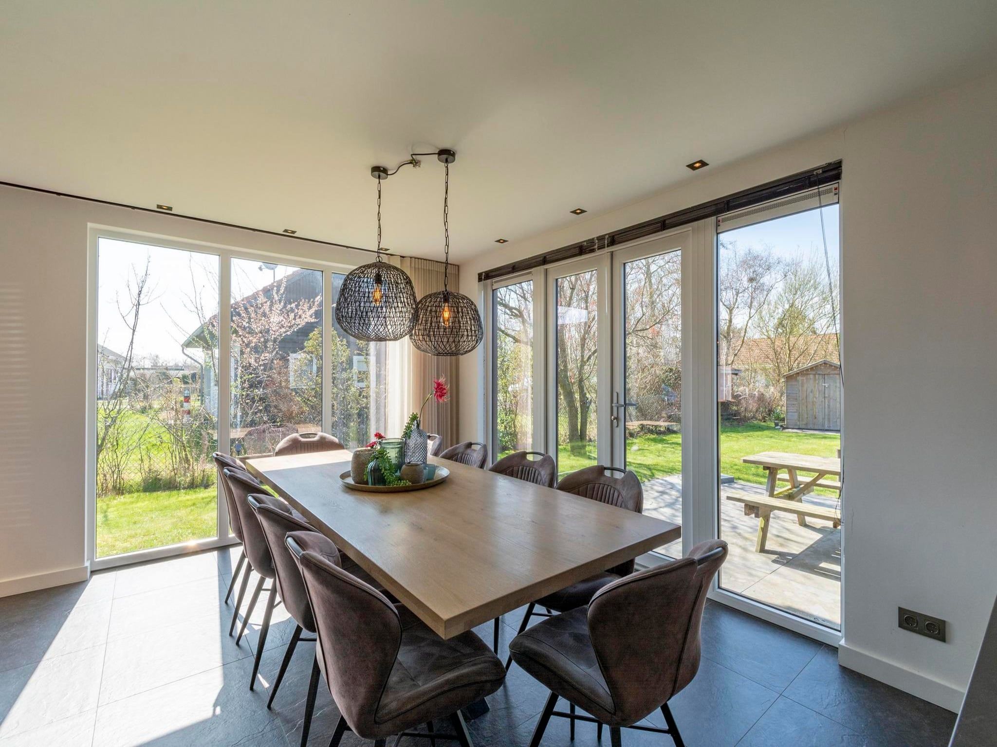 De eetkamer van Luxe Villa Keizerskroon - Keizerkroon 63 in Julianadorp aan Zee