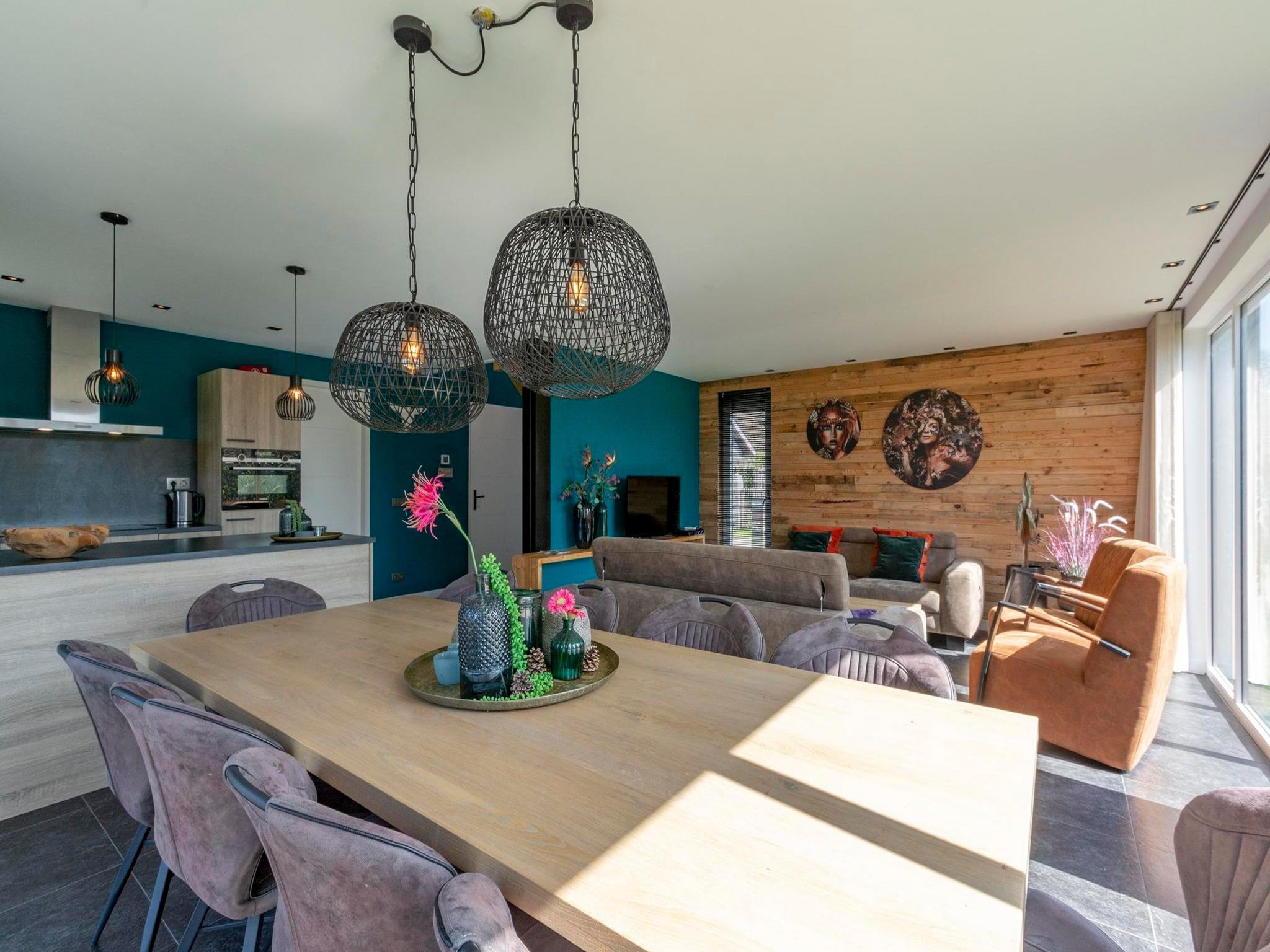 De eetkamer van Luxe Villa Keizerskroon - Keizerkroon 63 in Julianadorp aan Zee