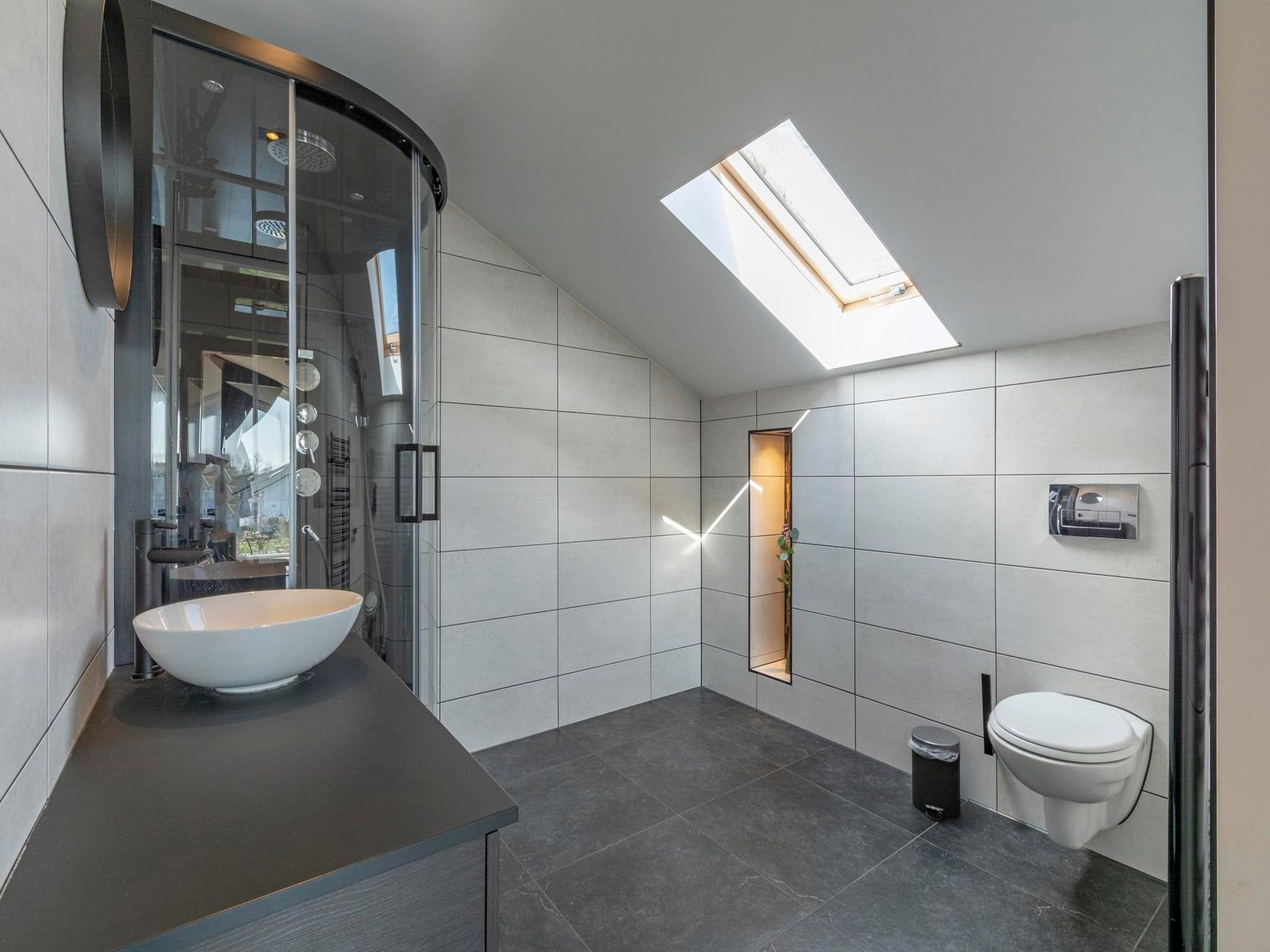 De badkamer van Luxe Villa Keizerskroon - Keizerkroon 63 in Julianadorp aan Zee