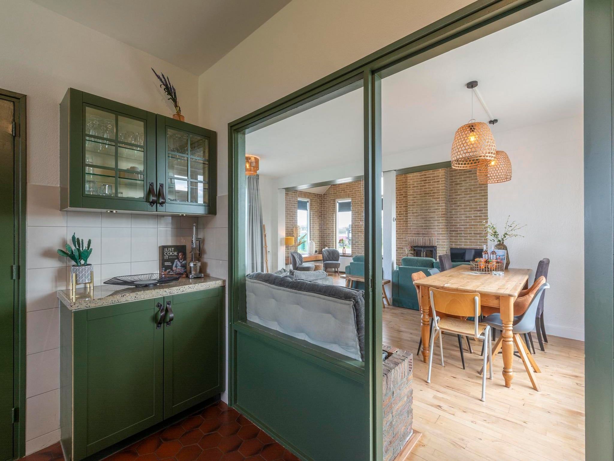 De eetkamer van Villa Zuidwester in Callantsoog