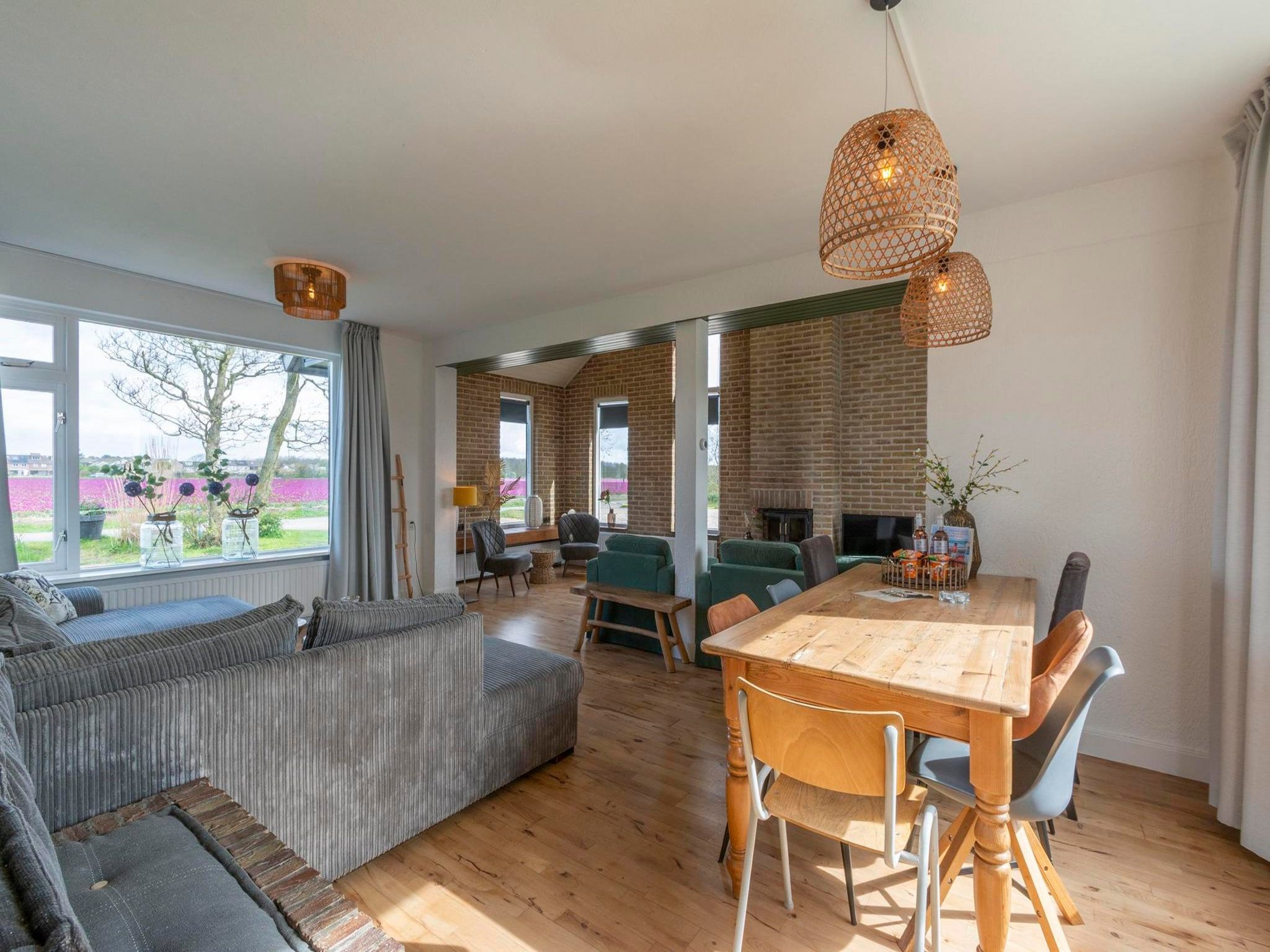 De eetkamer van Villa Zuidwester in Callantsoog