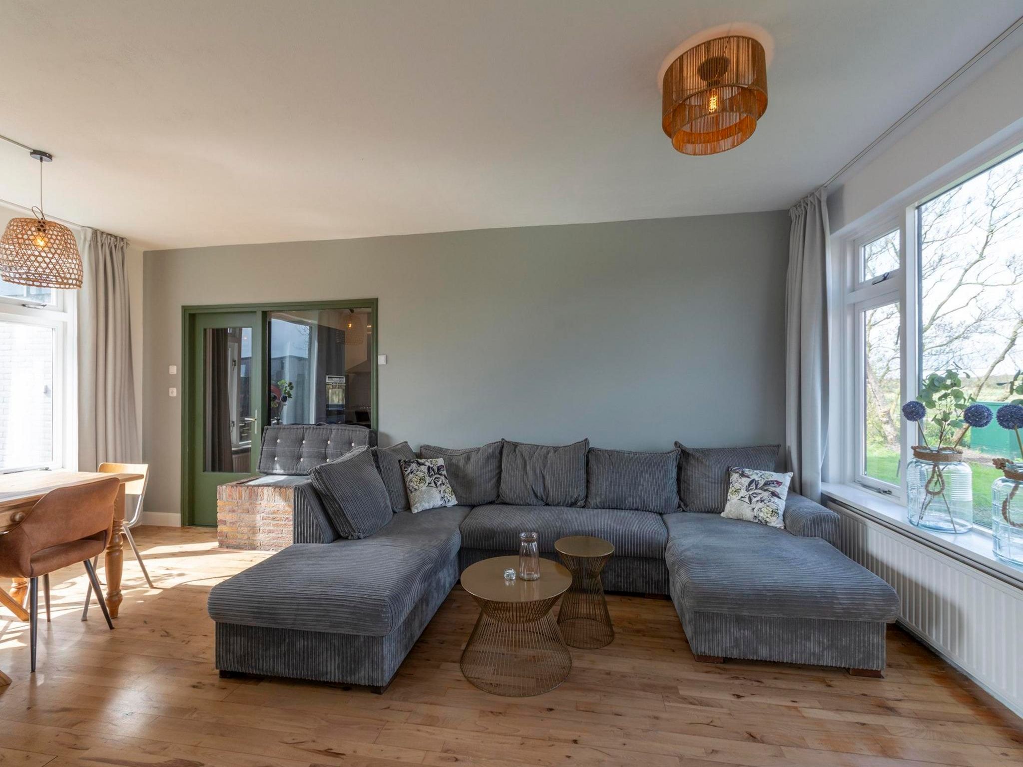 De woonkamer van Villa Zuidwester in Callantsoog