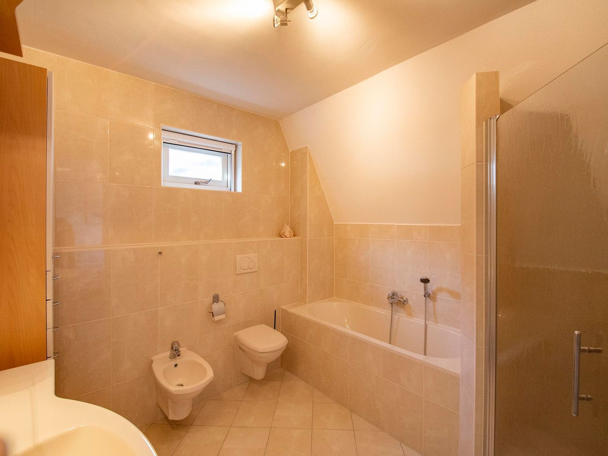 De badkamer van Duinerei C301/C302 in Groote Keeten