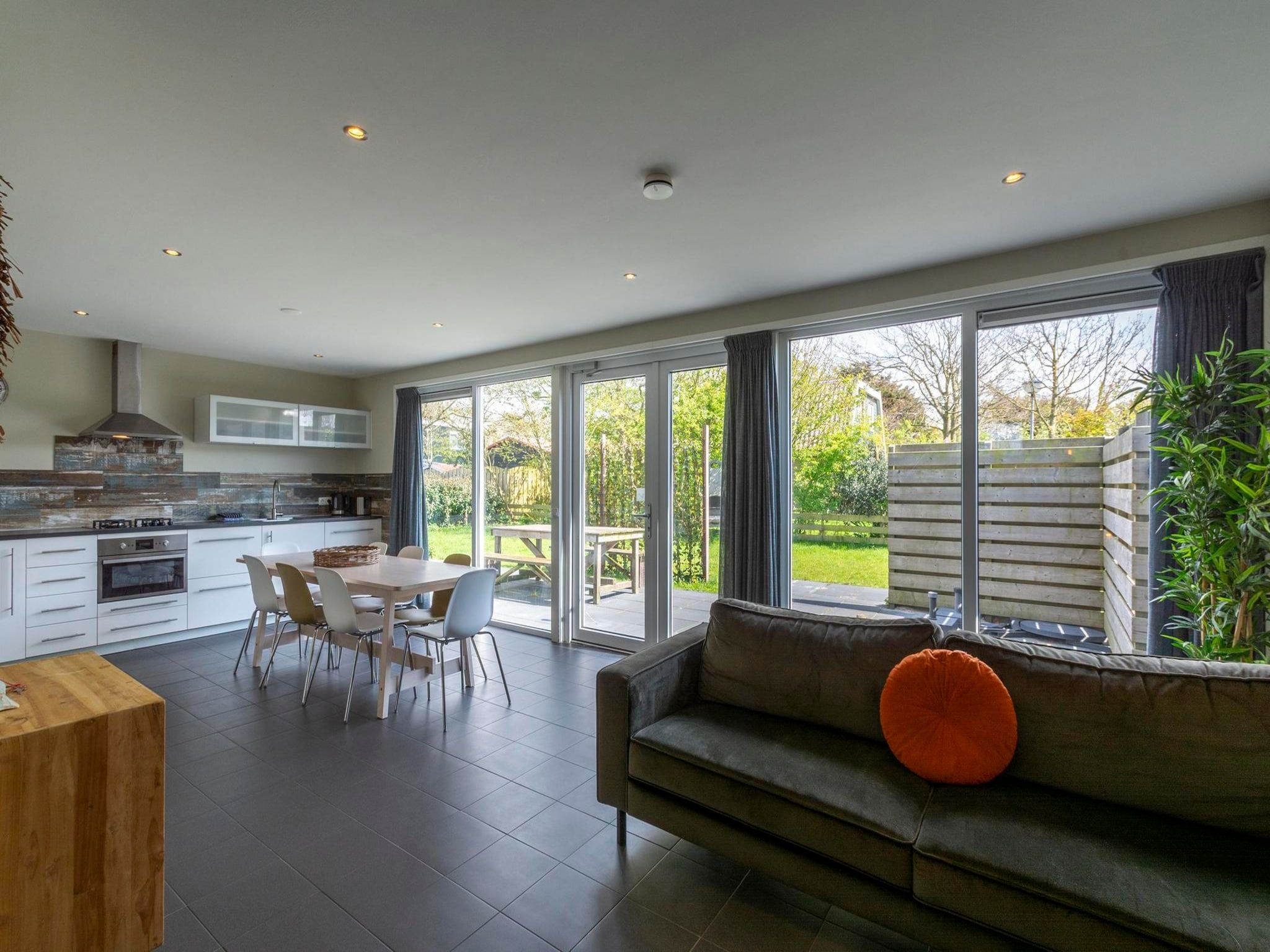 De woonkamer van Garnekuul 6 in Callantsoog