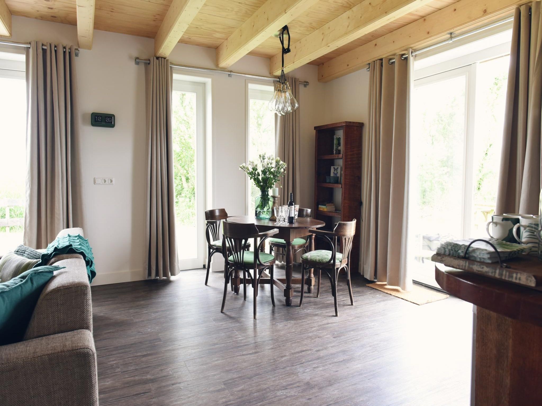 De eetkamer van Hoeve Landzicht in Callantsoog