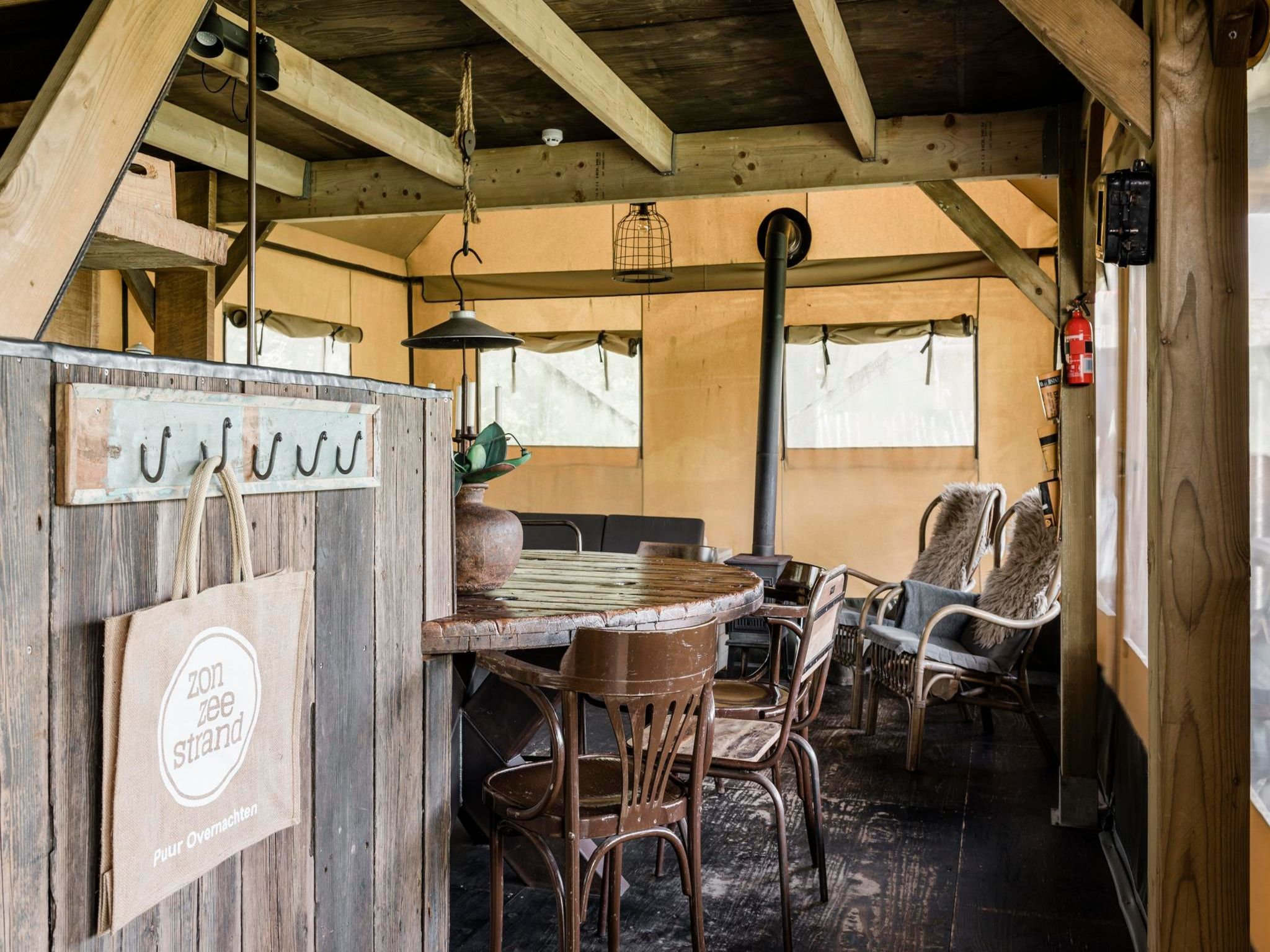 De eetkamer van Wood Lodge - Duynpark in Callantsoog