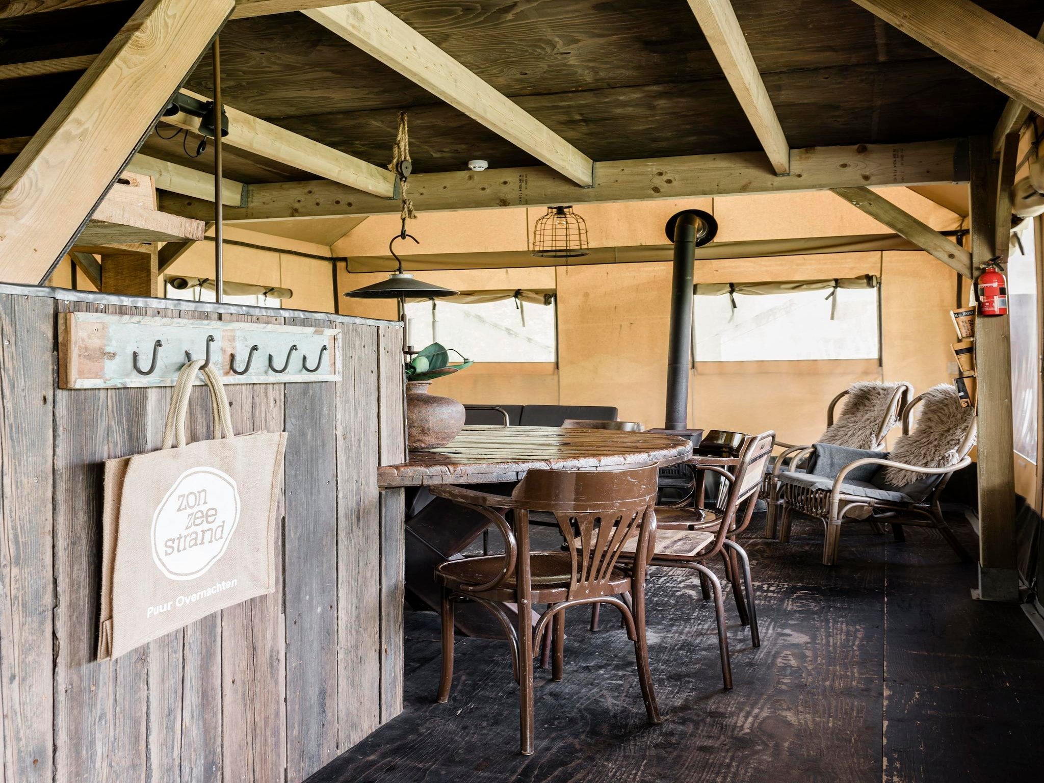 De eetkamer van Wood Lodge Luxe - Duynpark in Callantsoog