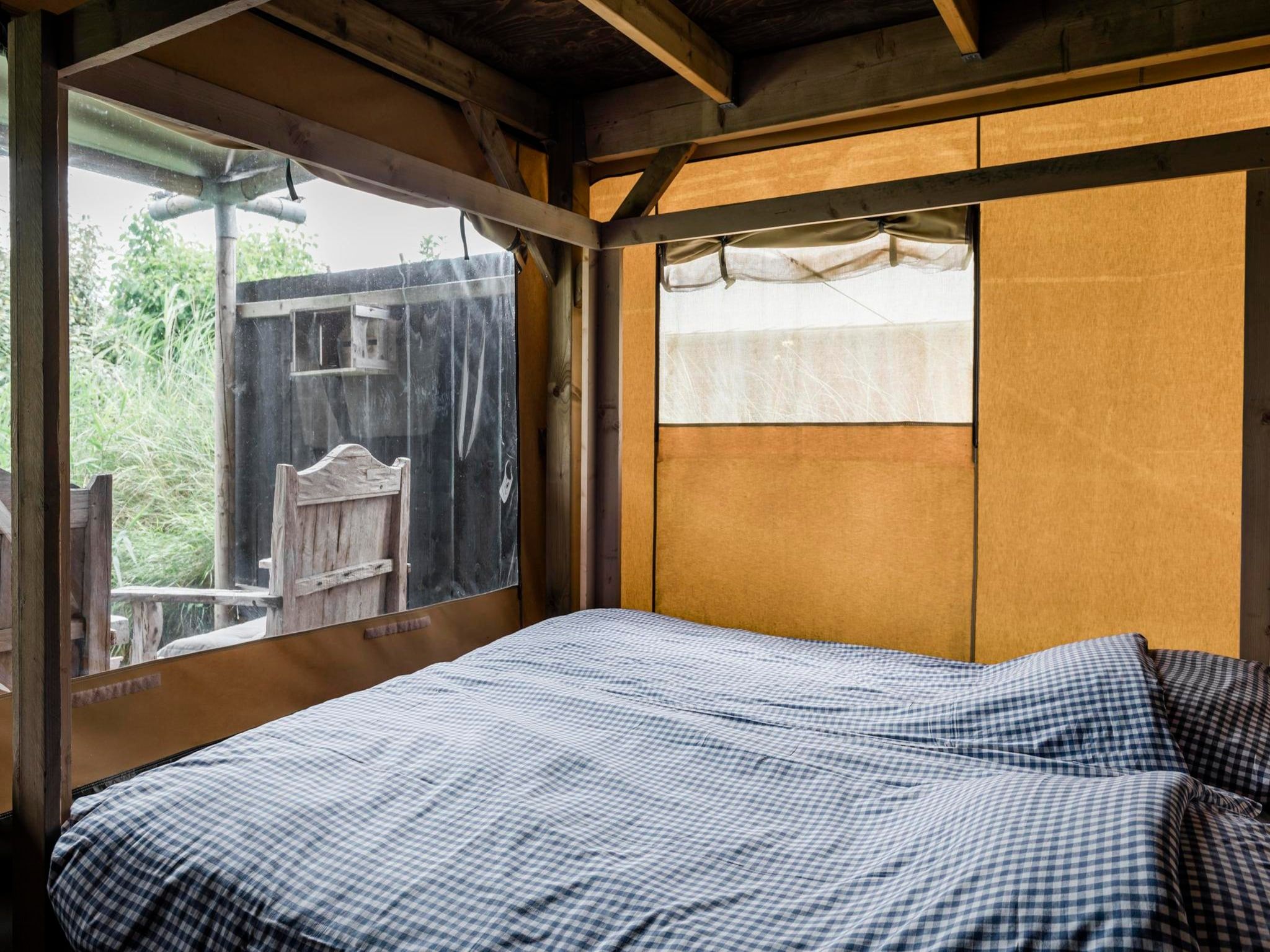 Een slaapkamer van Wood Lodge Luxe - Duynpark in Callantsoog