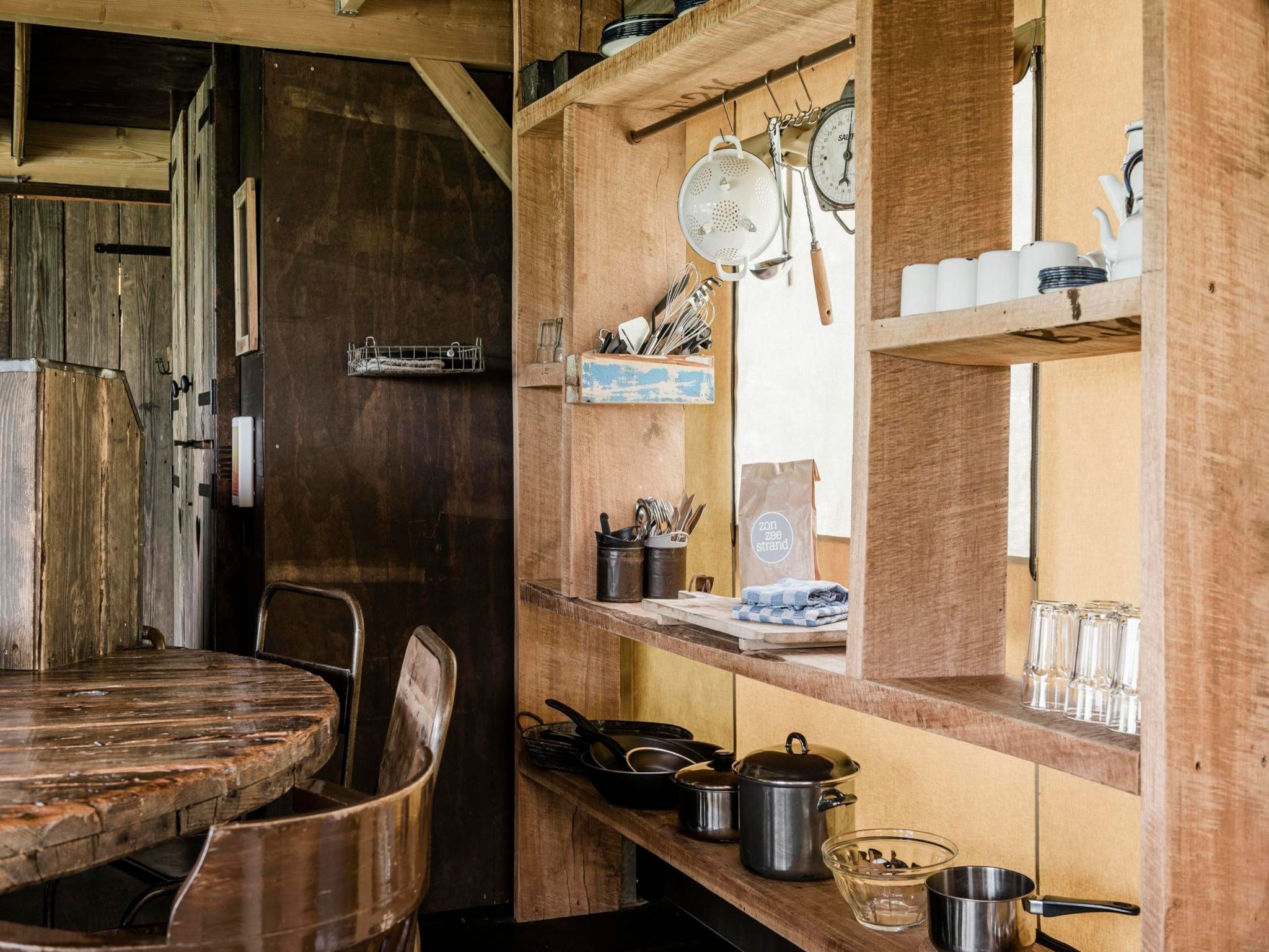 De keuken van Wood Lodge Luxe - Duynpark in Callantsoog