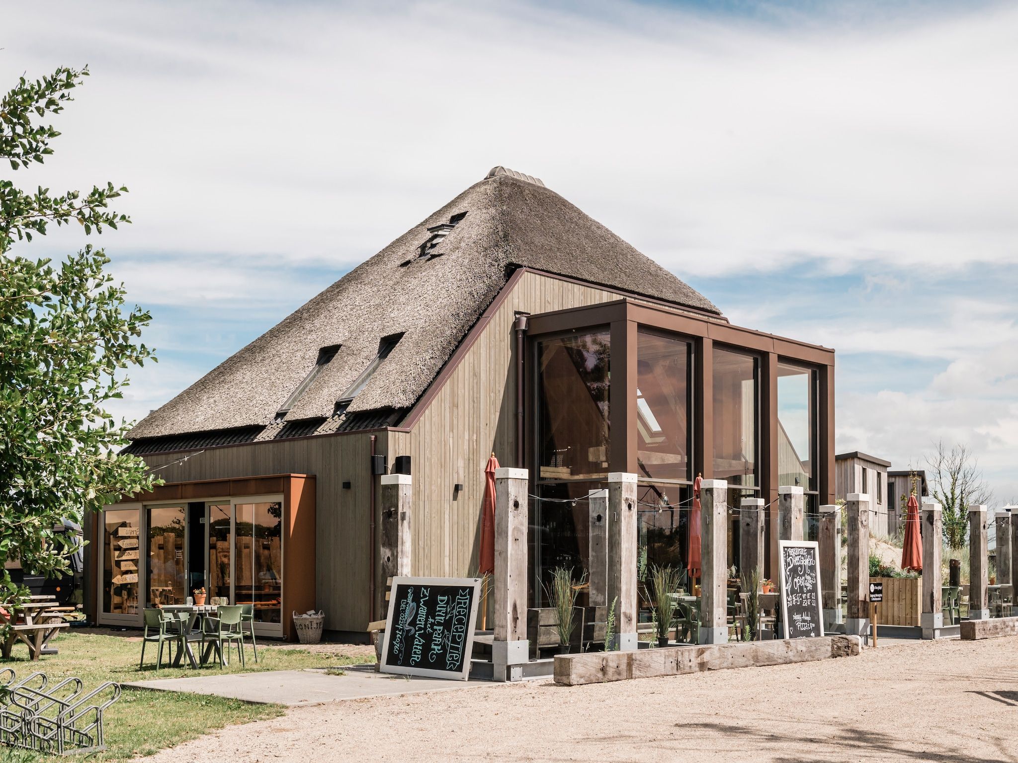 De buitenkant van Wood Lodge Luxe - Duynpark in Callantsoog