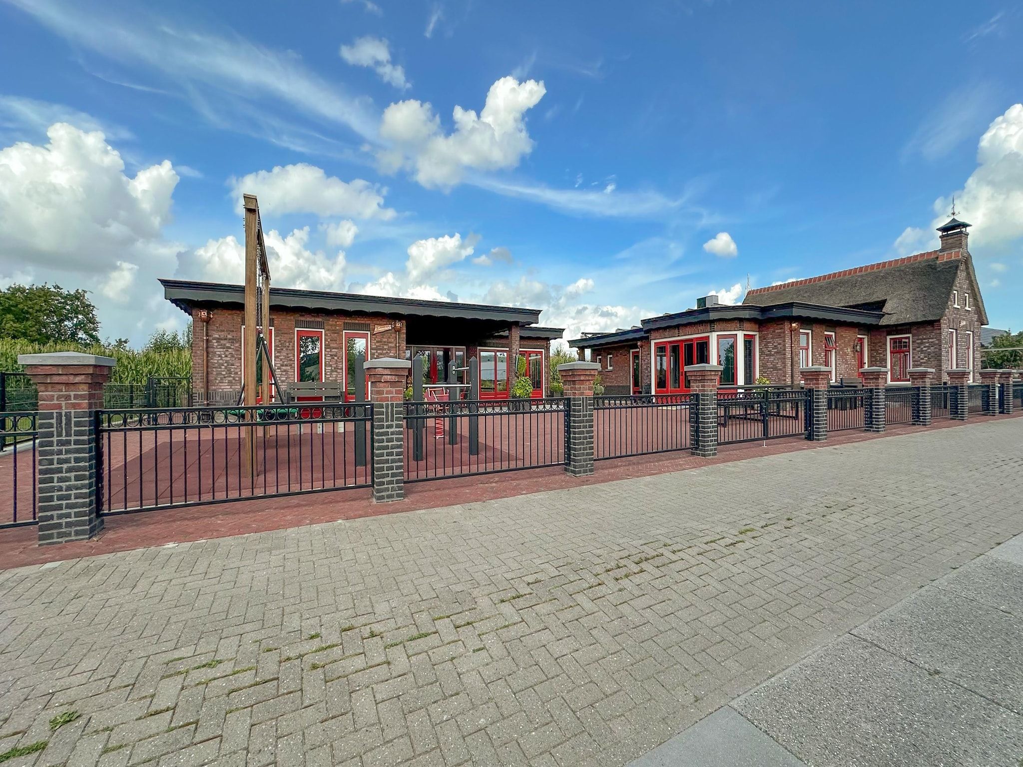 De buitenkant van Oane's Huske en it Simmerhuske in Jistrum / Skûlenboarch