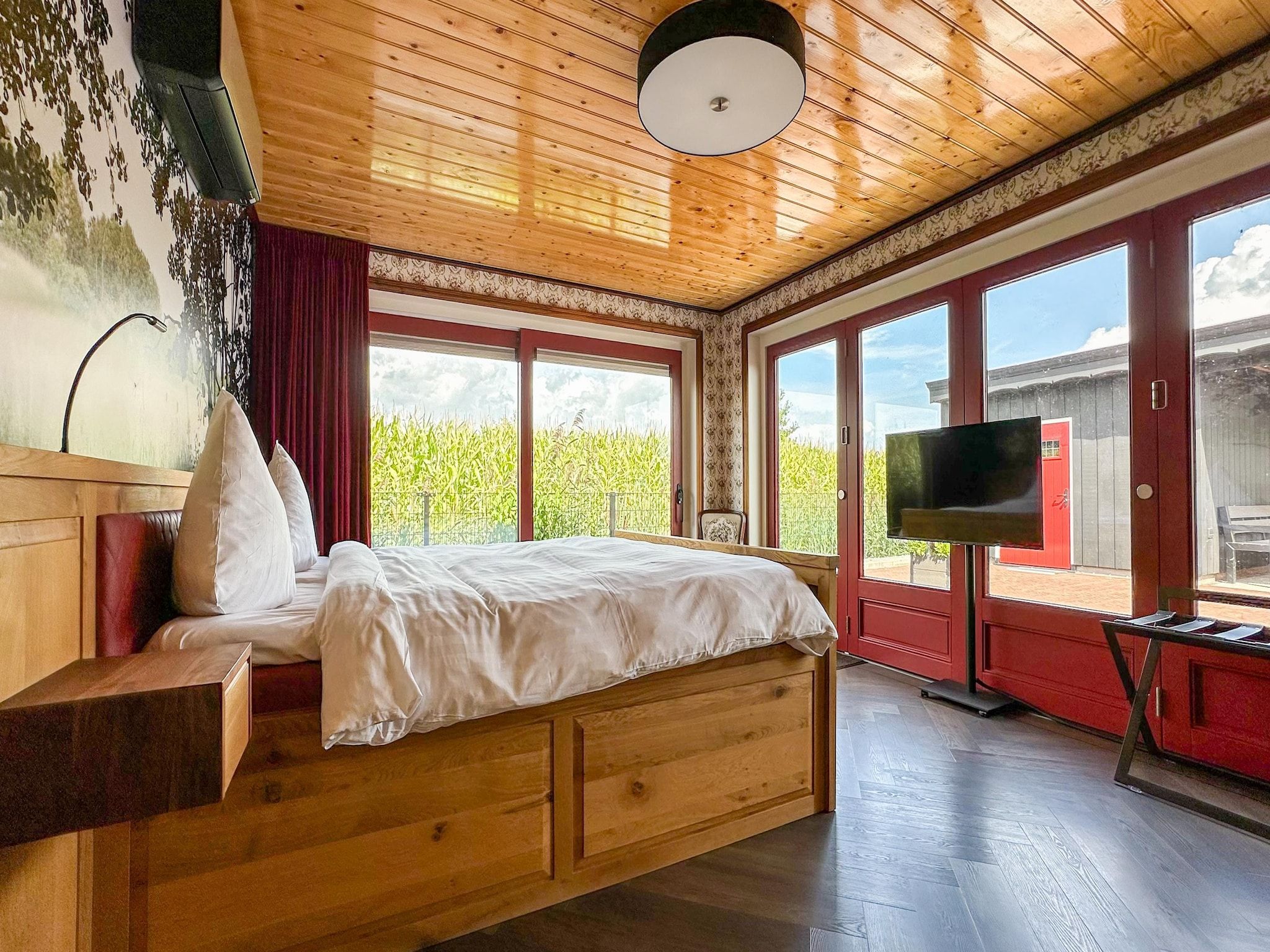 Een slaapkamer van Oane's Huske en it Simmerhuske in Jistrum / Skûlenboarch