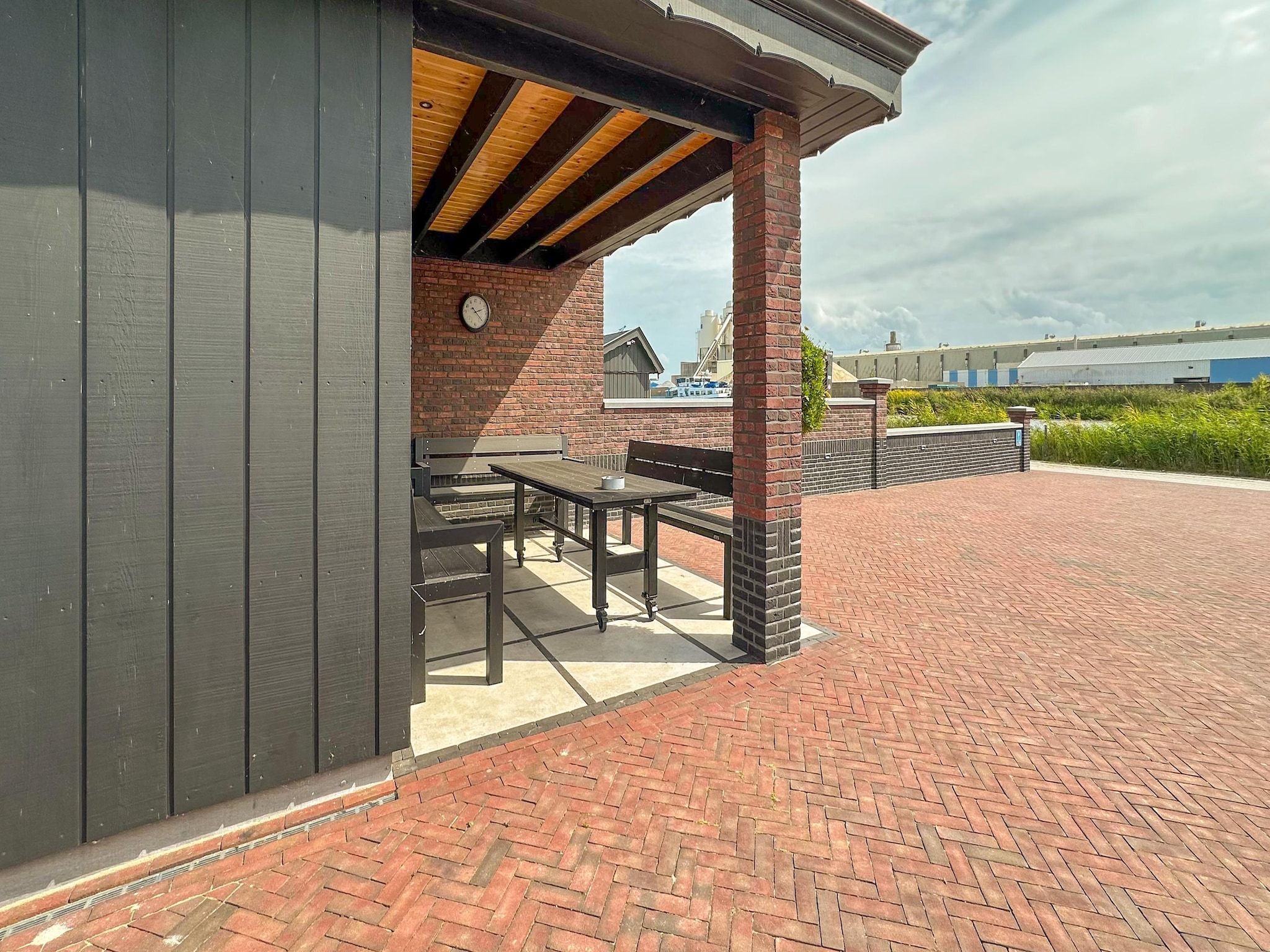 Het terras van Oane's Huske en it Simmerhuske in Jistrum / Skûlenboarch