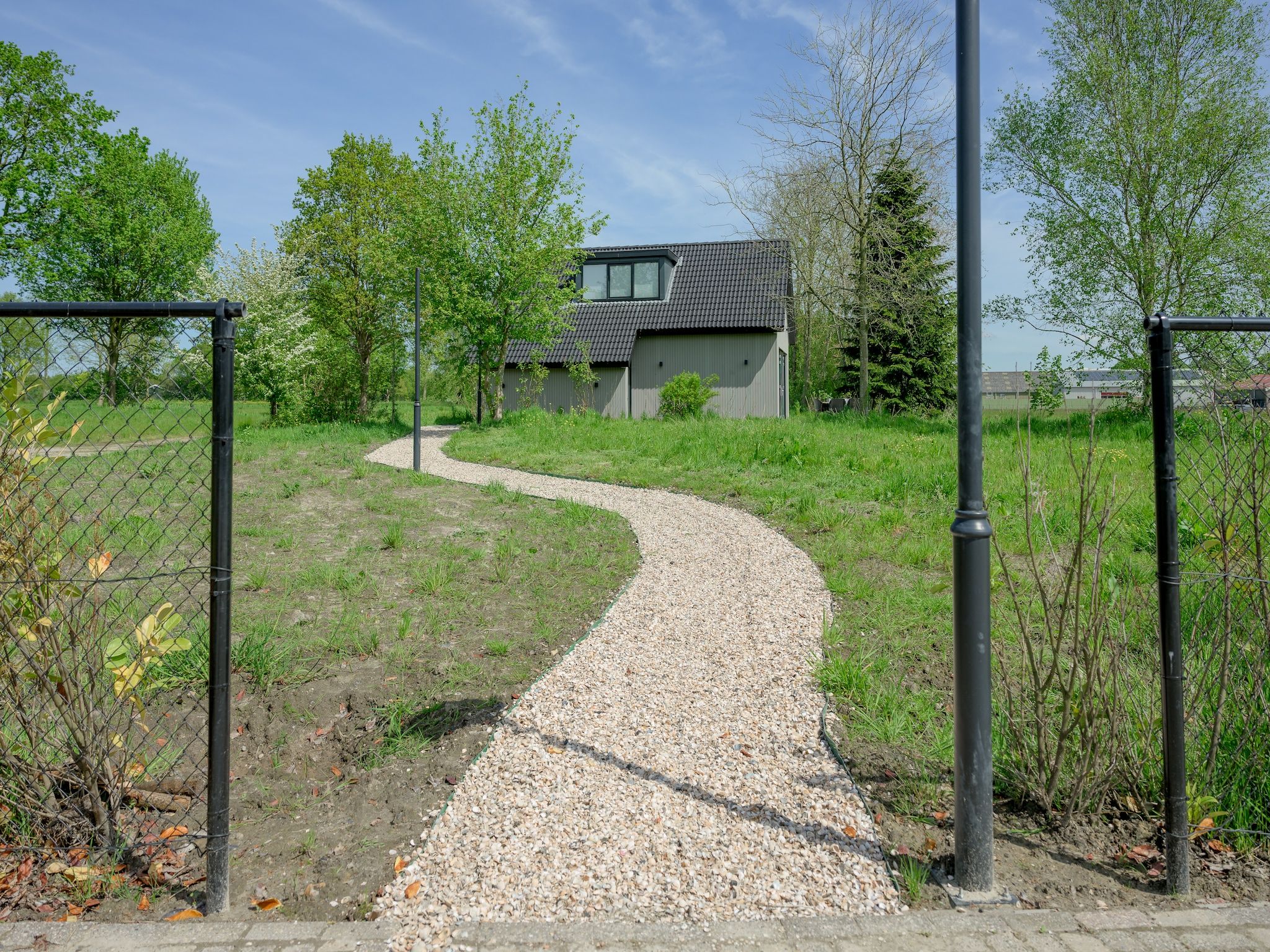 De buitenkant van 8 persoons villa in Sondel