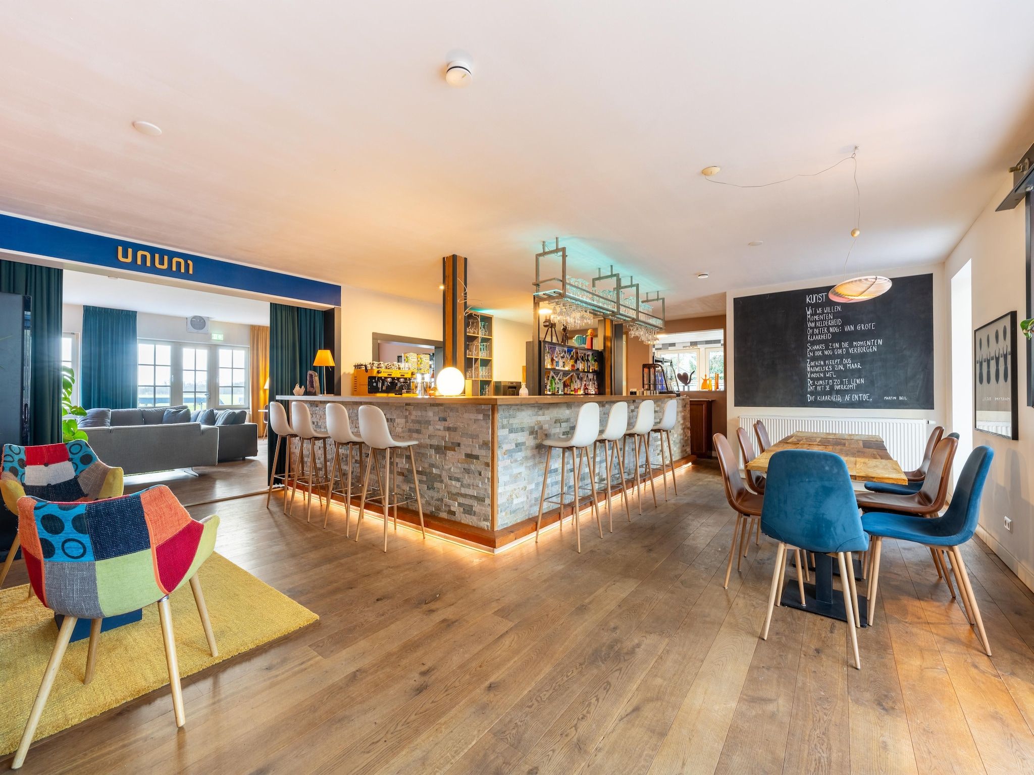 De woonkamer van Landhuis Hezenes in Diever