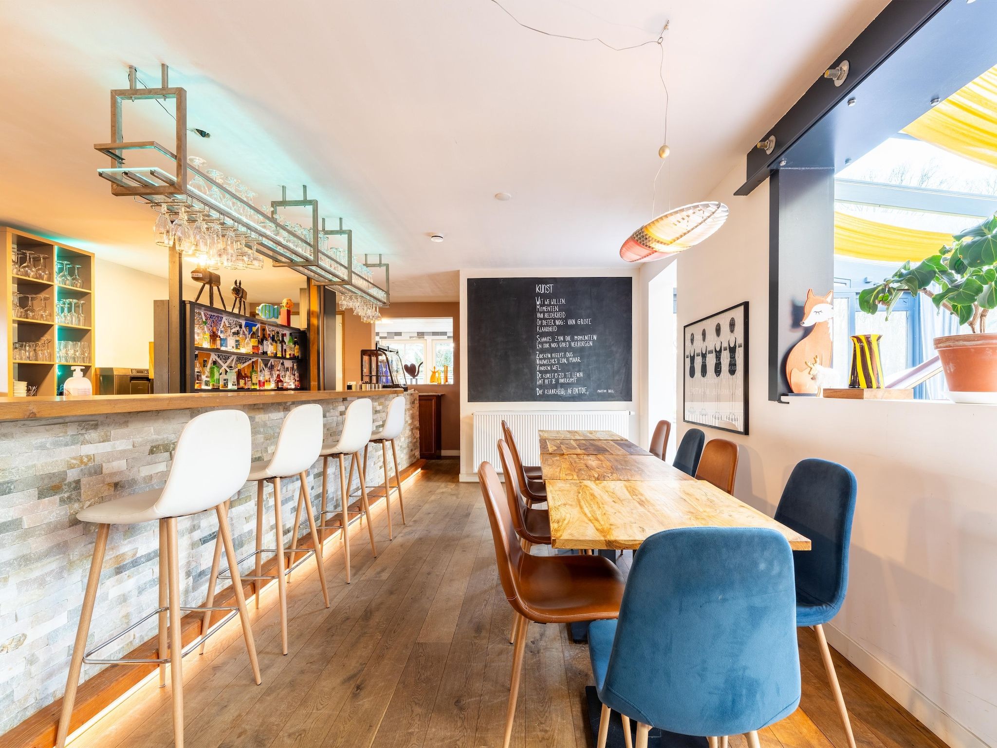 De eetkamer van Landhuis Hezenes in Diever