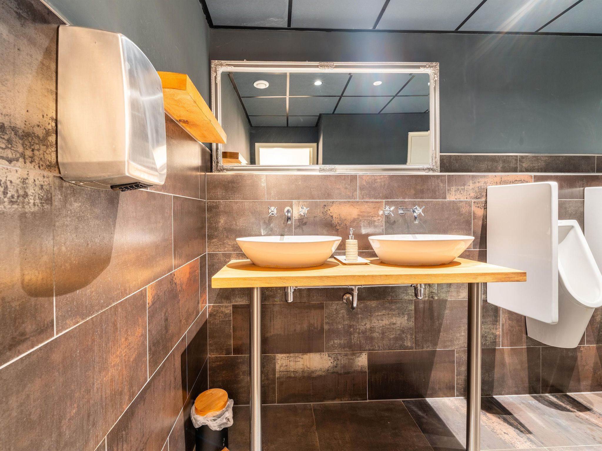 De badkamer van Landhuis Hezenes in Diever