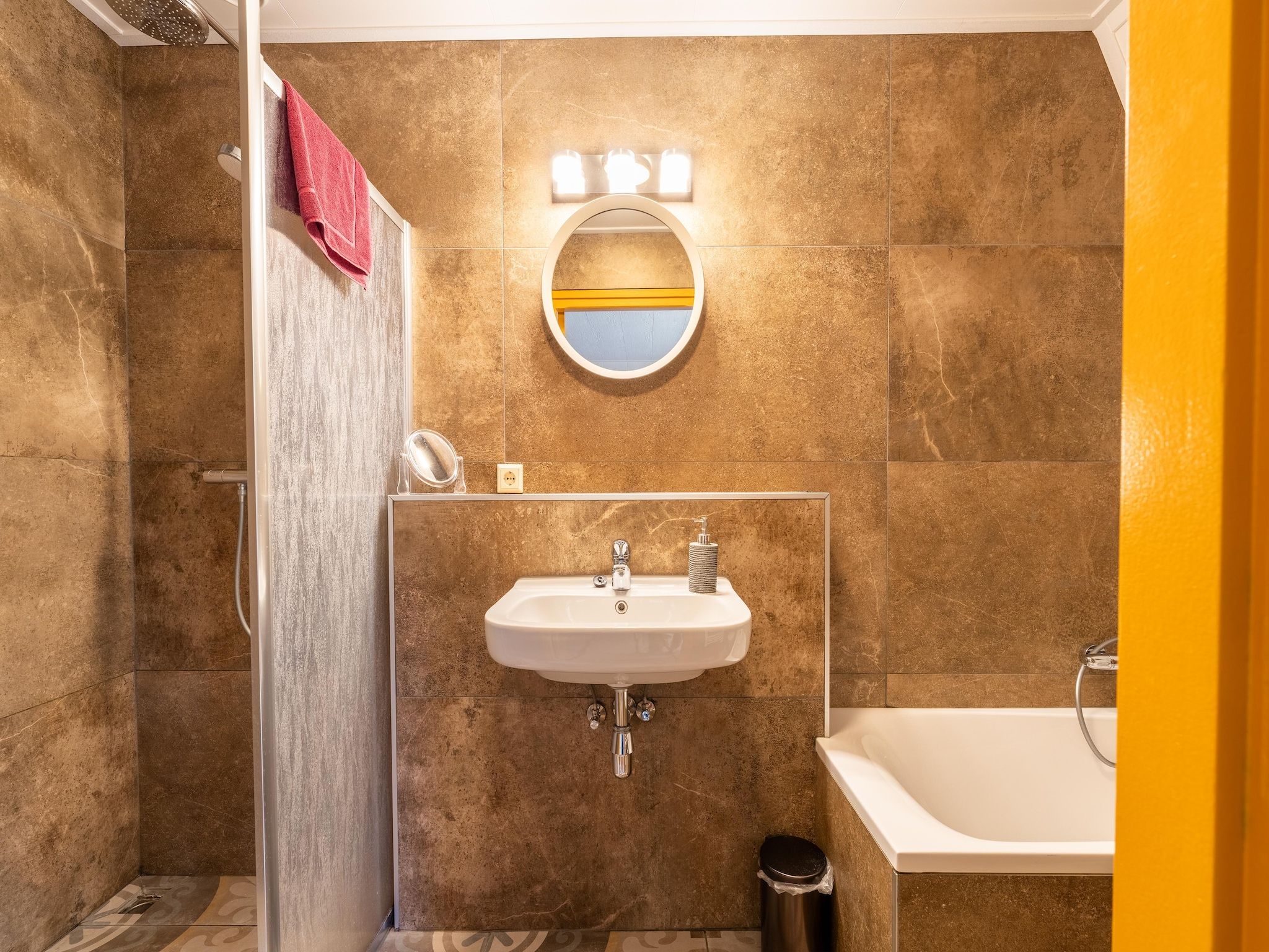 De badkamer van Landhuis Hezenes in Diever