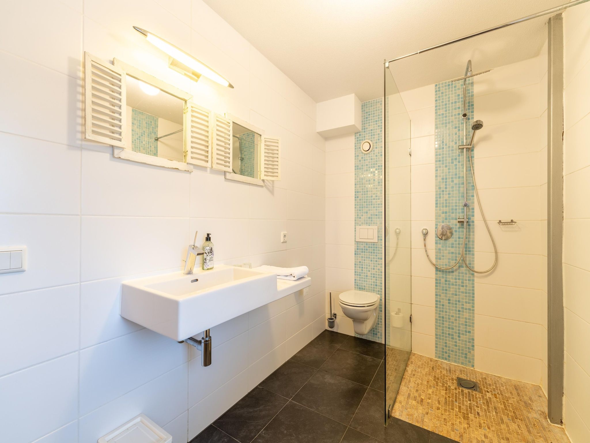 De badkamer van De Slaapfabriek in Teuge