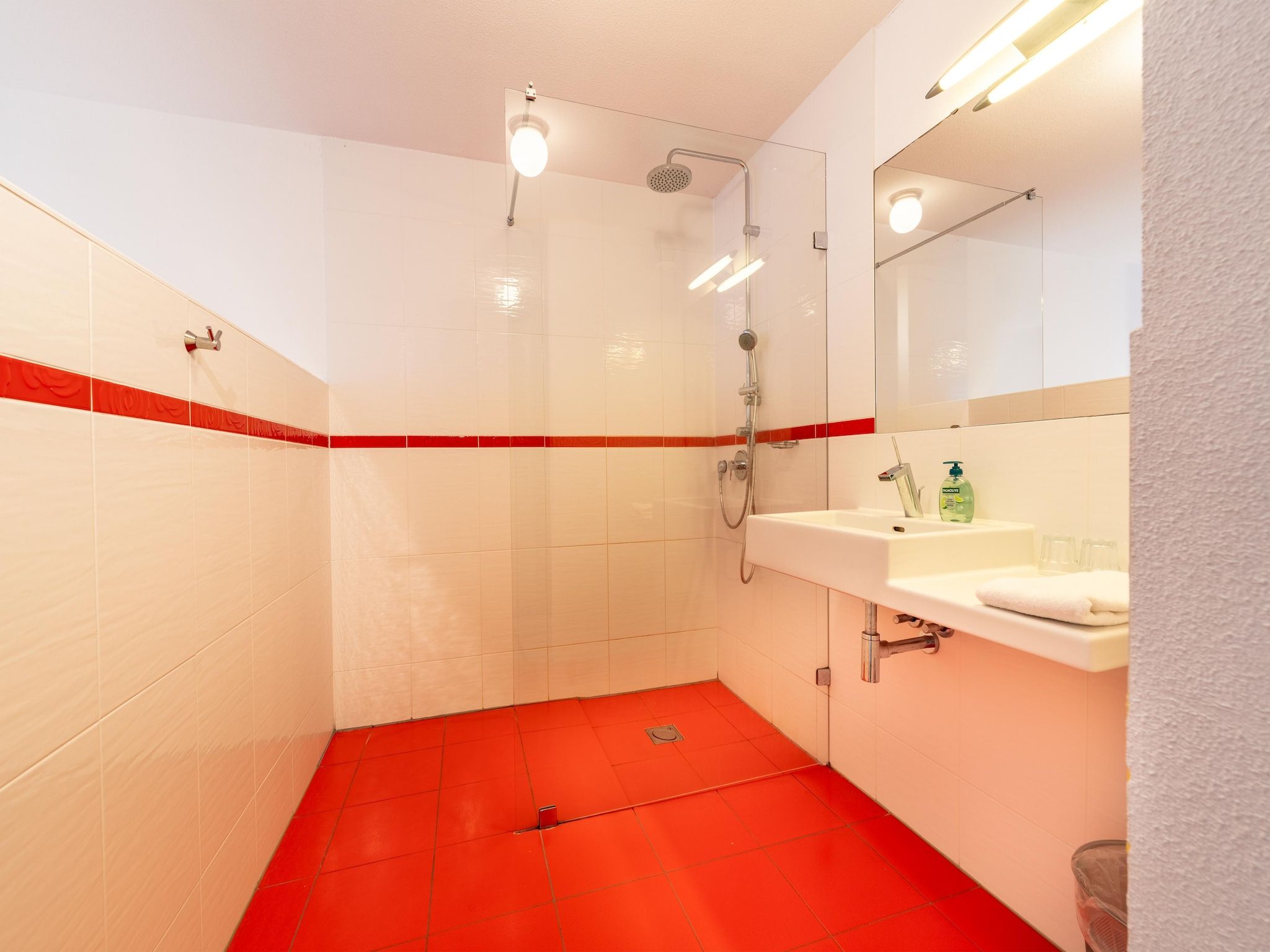 De badkamer van De Slaapfabriek in Teuge