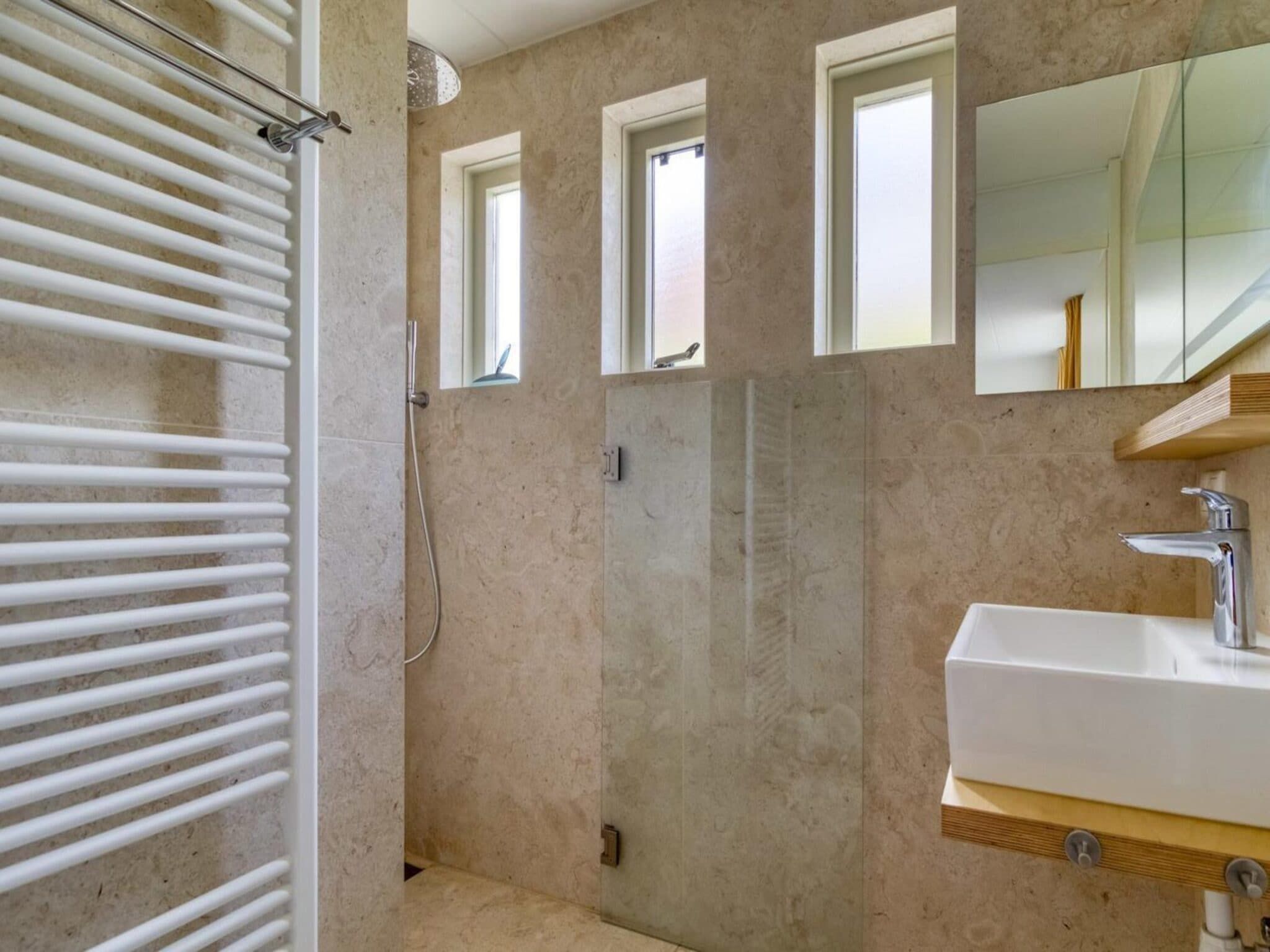 De badkamer van Scheldeveste 165 Schelde Breskens in Breskens