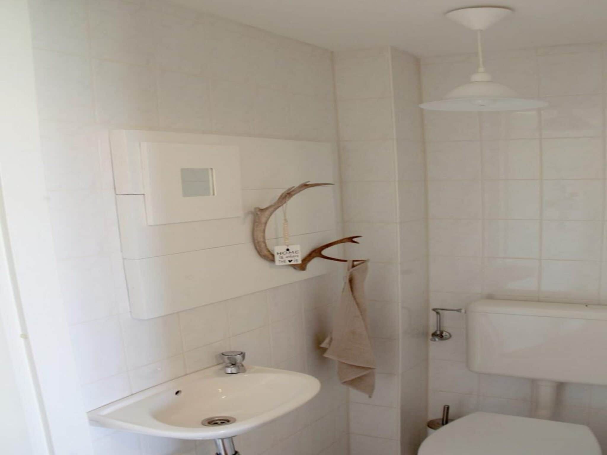 De badkamer van Landgoed de Lente 36 Krokus Breskens in Breskens