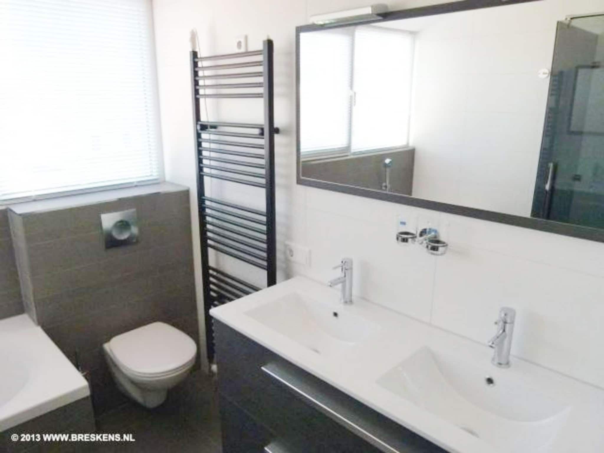 De badkamer van Landgoed de Lente 40 Sneeuwklokje Breskens in Breskens