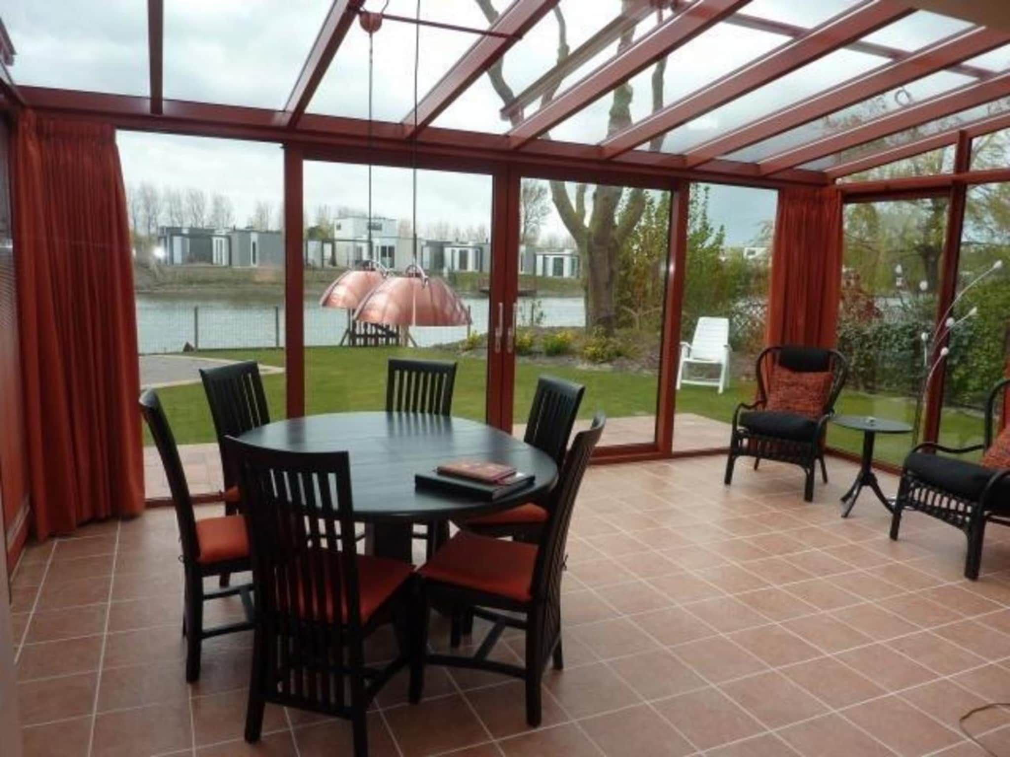 De eetkamer van Scheldeveste 119 Schelde Breskens in Breskens