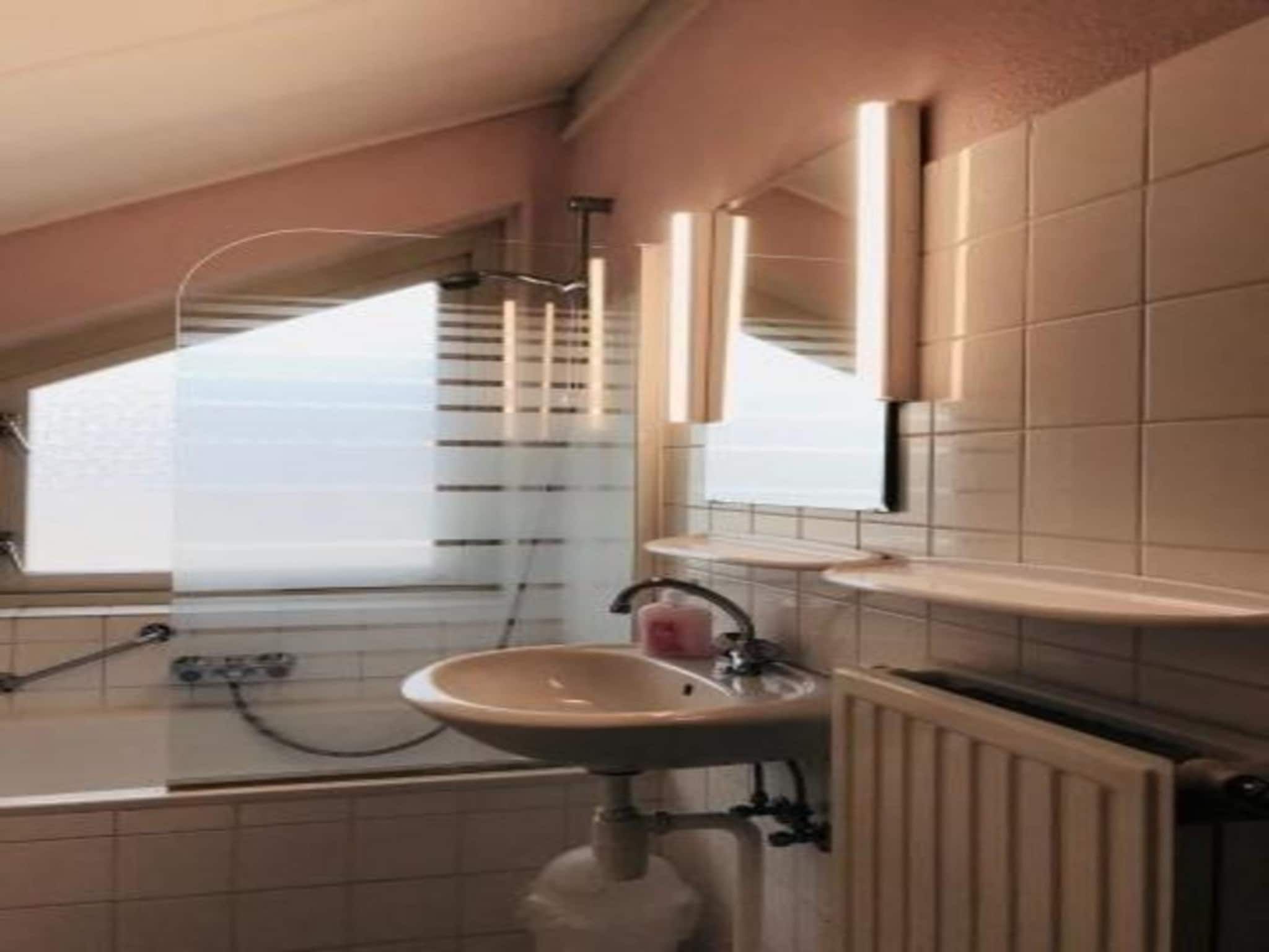 De badkamer van Scheldeveste 119 Schelde Breskens in Breskens