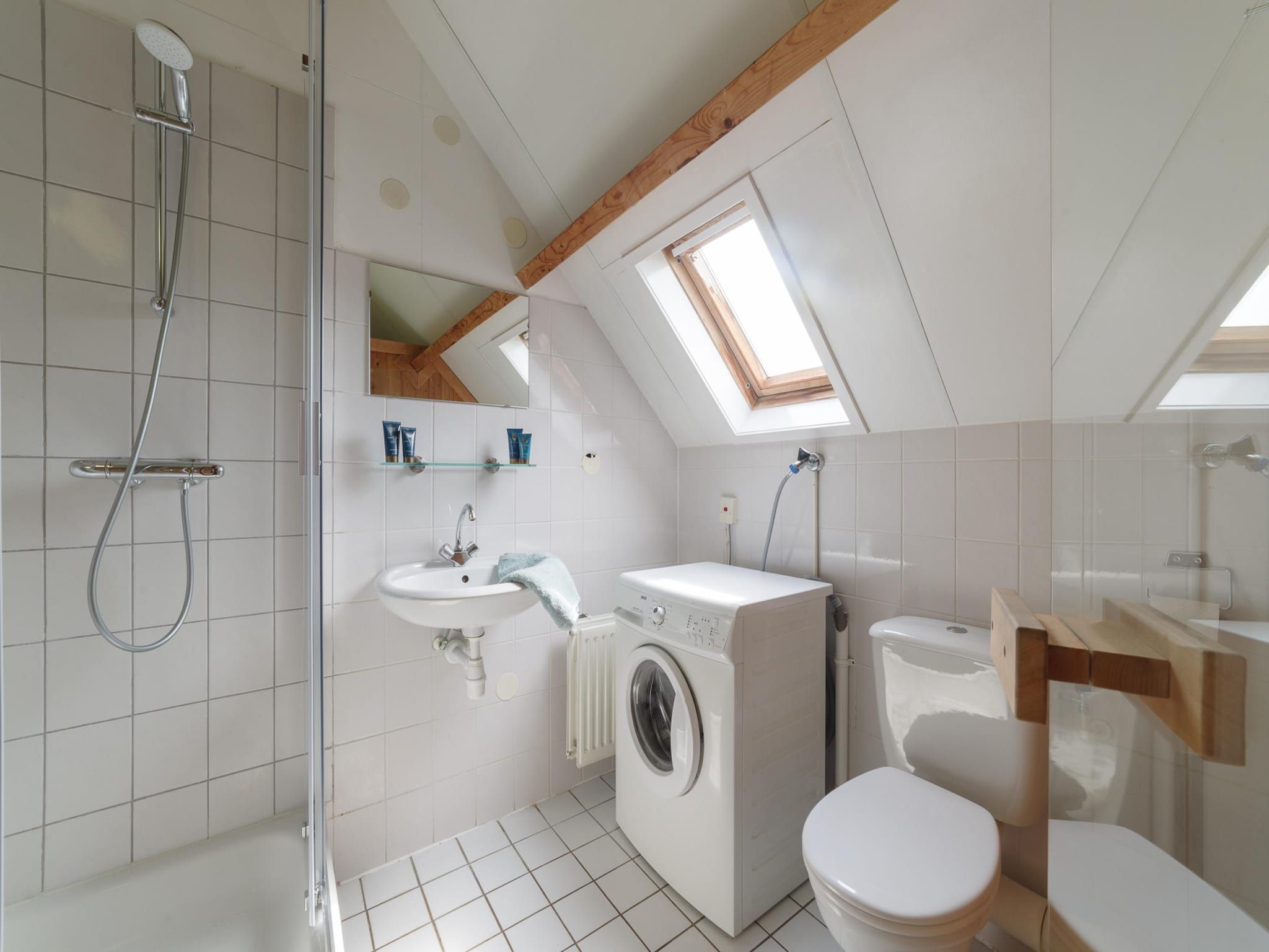 De badkamer van Villapark De Oesterbaai 17 in Wemeldinge