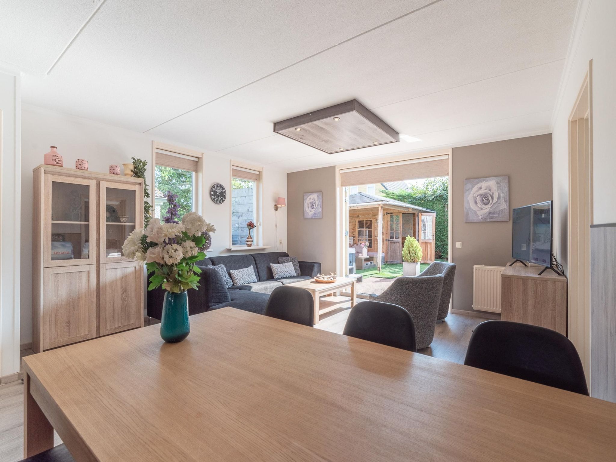 De eetkamer van Villapark De Oesterbaai 26 in Wemeldinge