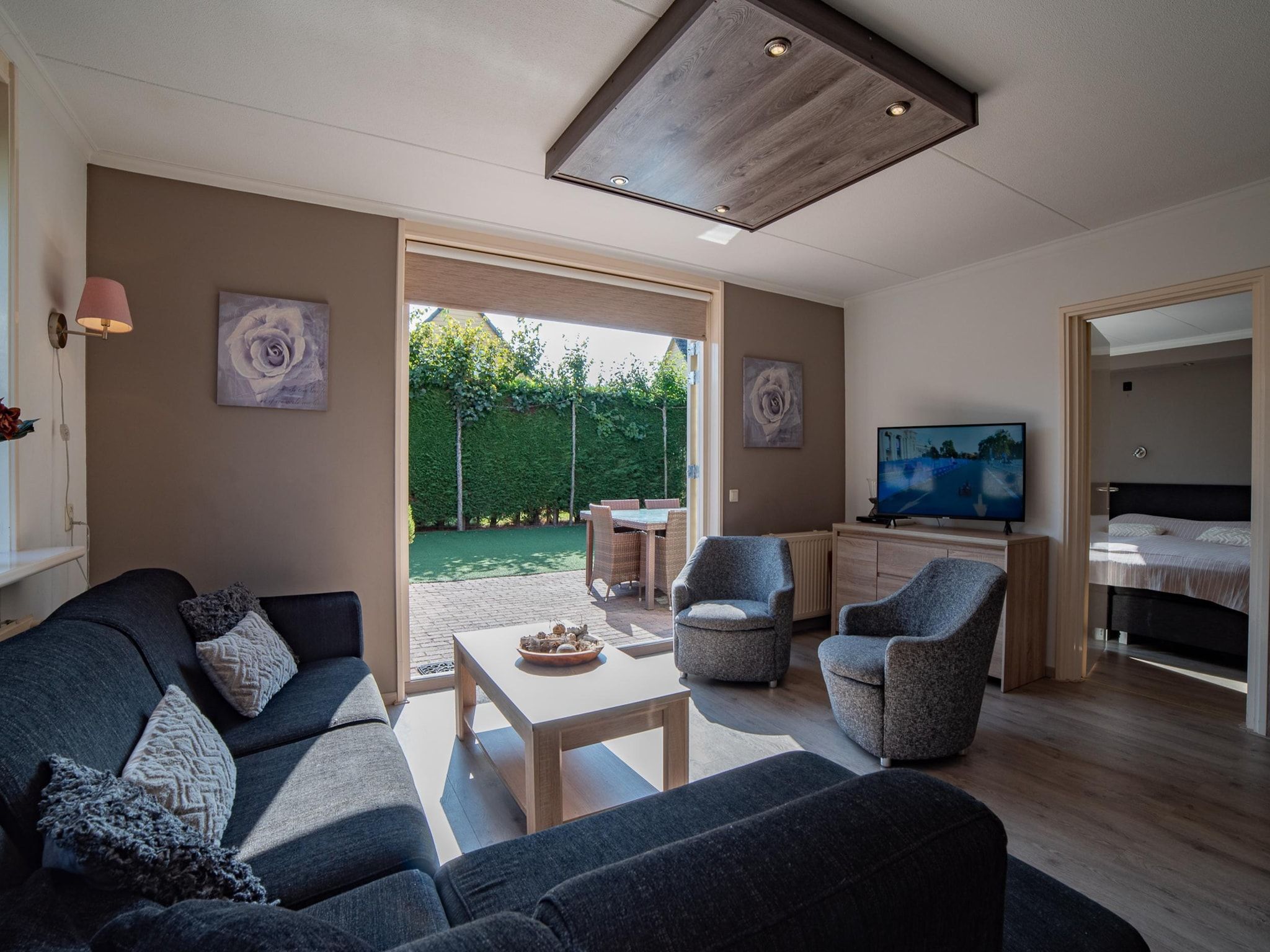 De woonkamer van Villapark De Oesterbaai 26 in Wemeldinge