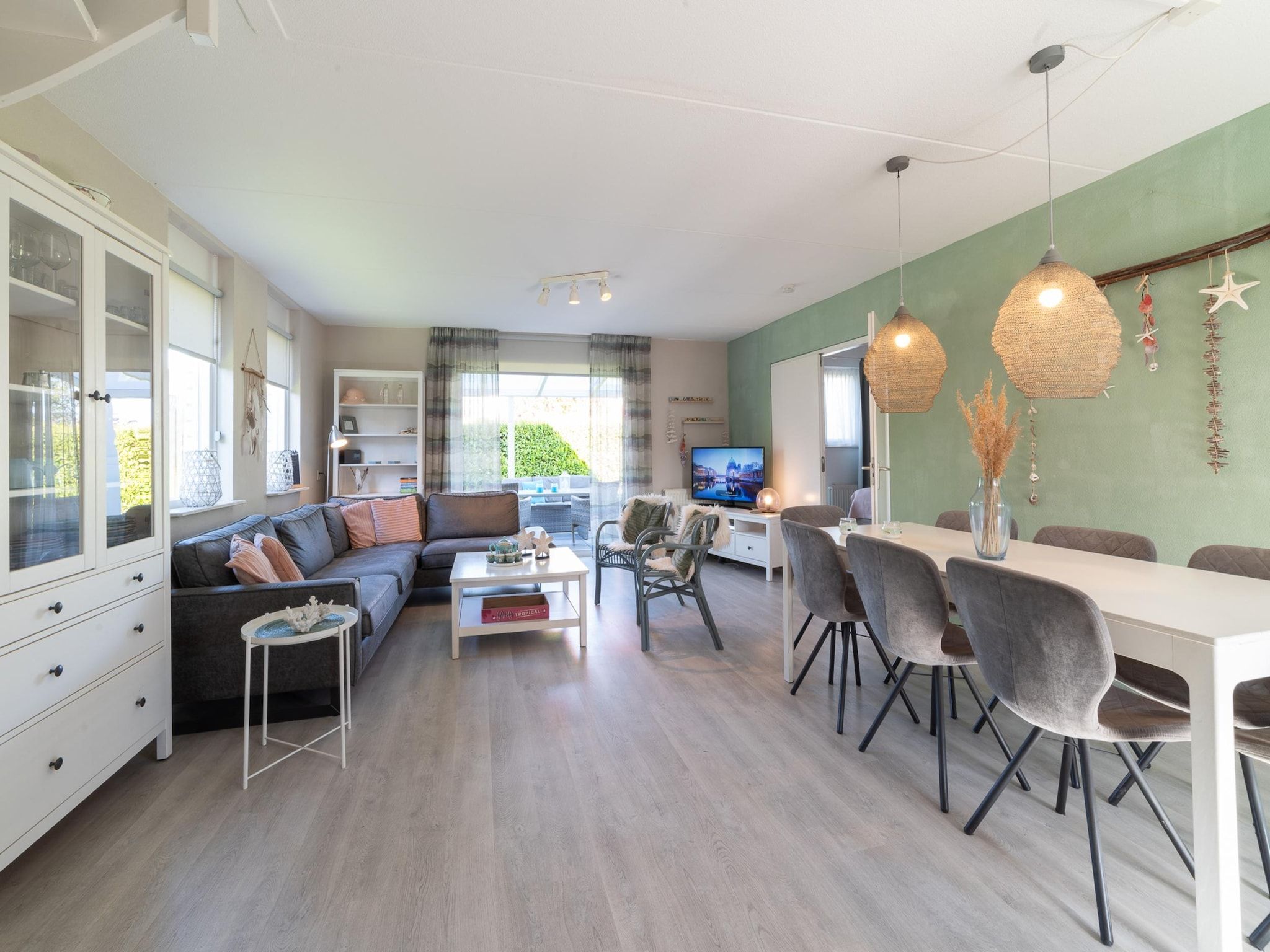 De woonkamer van Villapark De Oesterbaai 31 in Wemeldinge