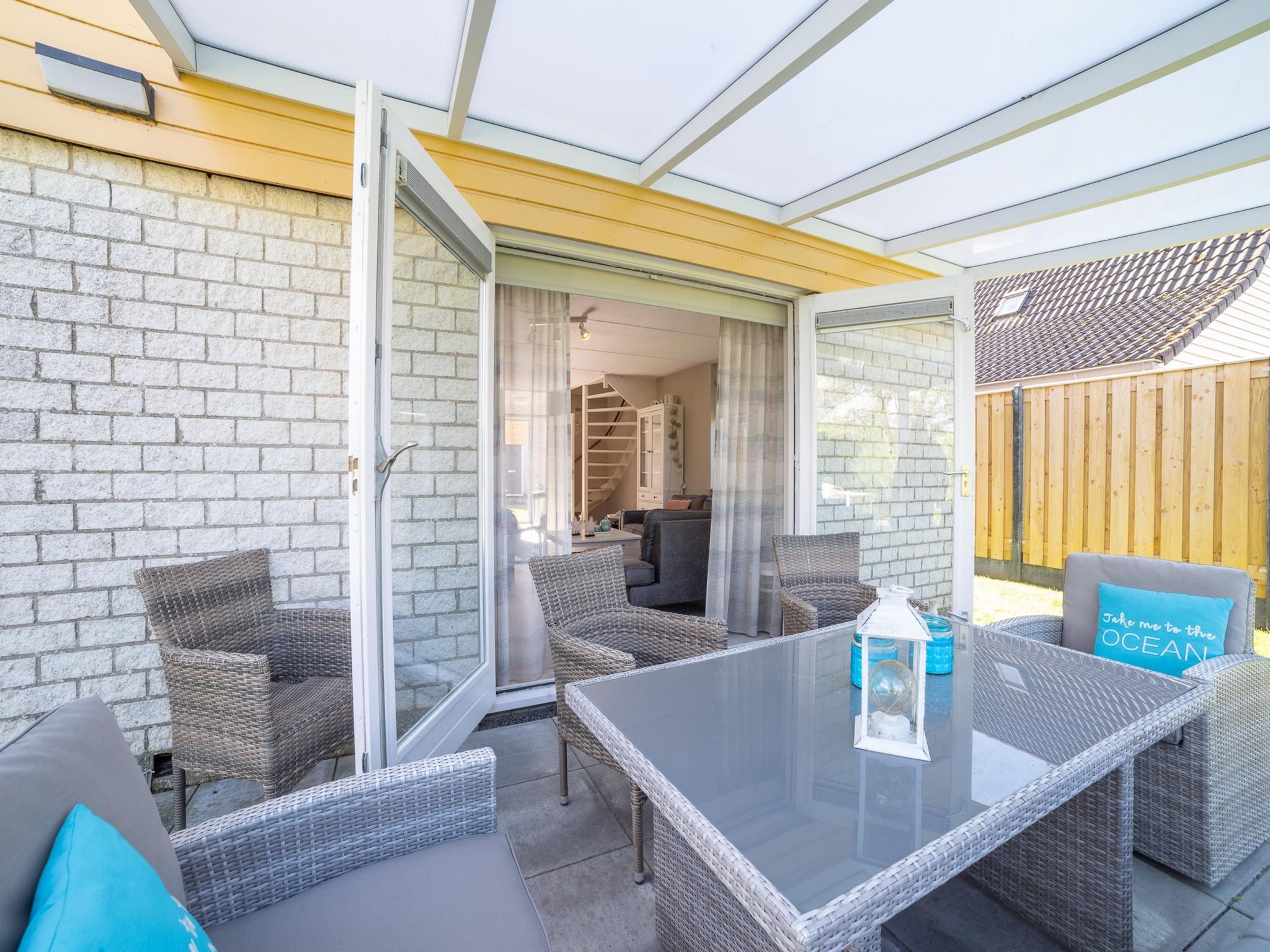 Het terras van Villapark De Oesterbaai 31 in Wemeldinge