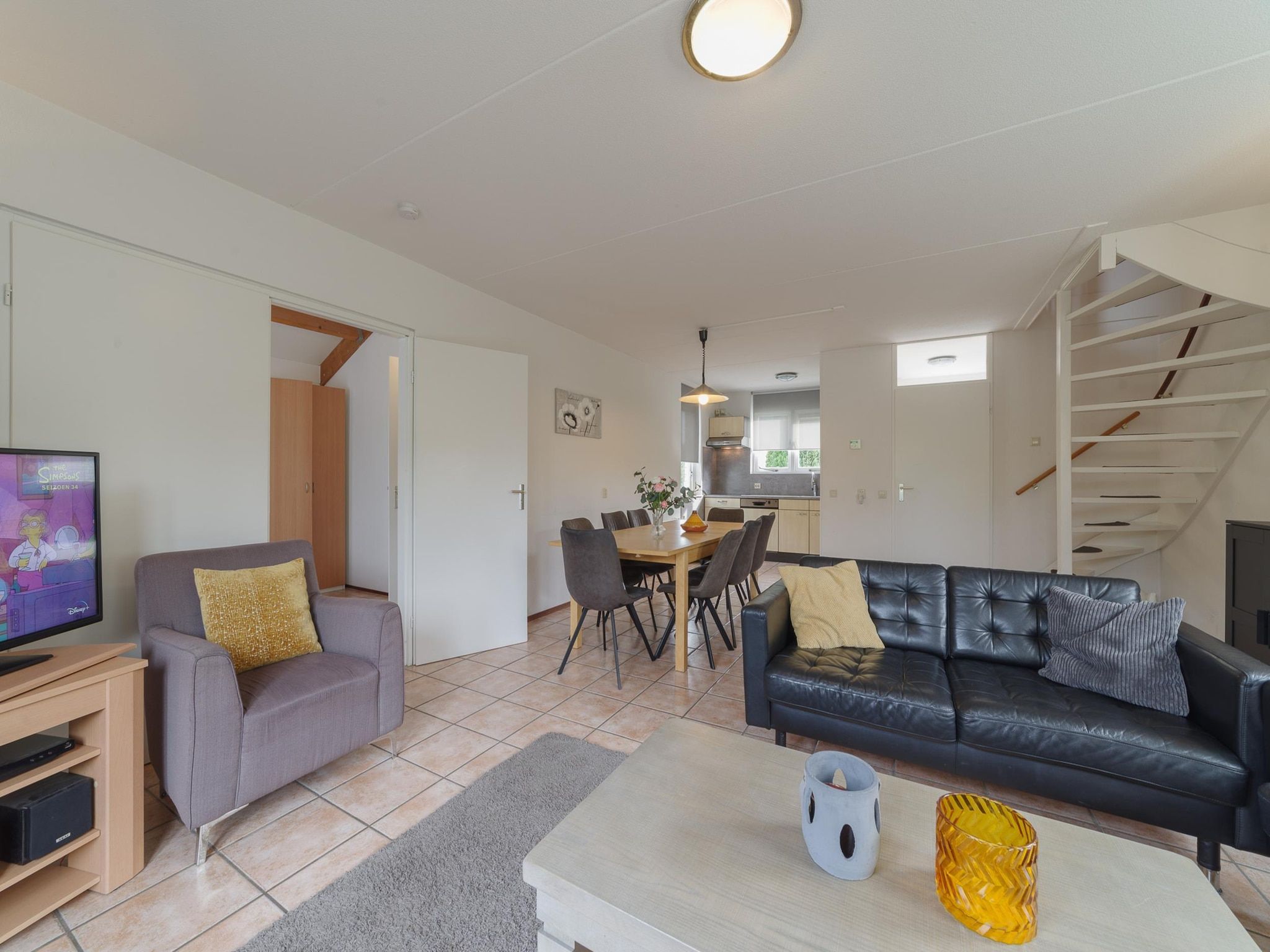 De woonkamer van Villapark De Oesterbaai 54 in Wemeldinge