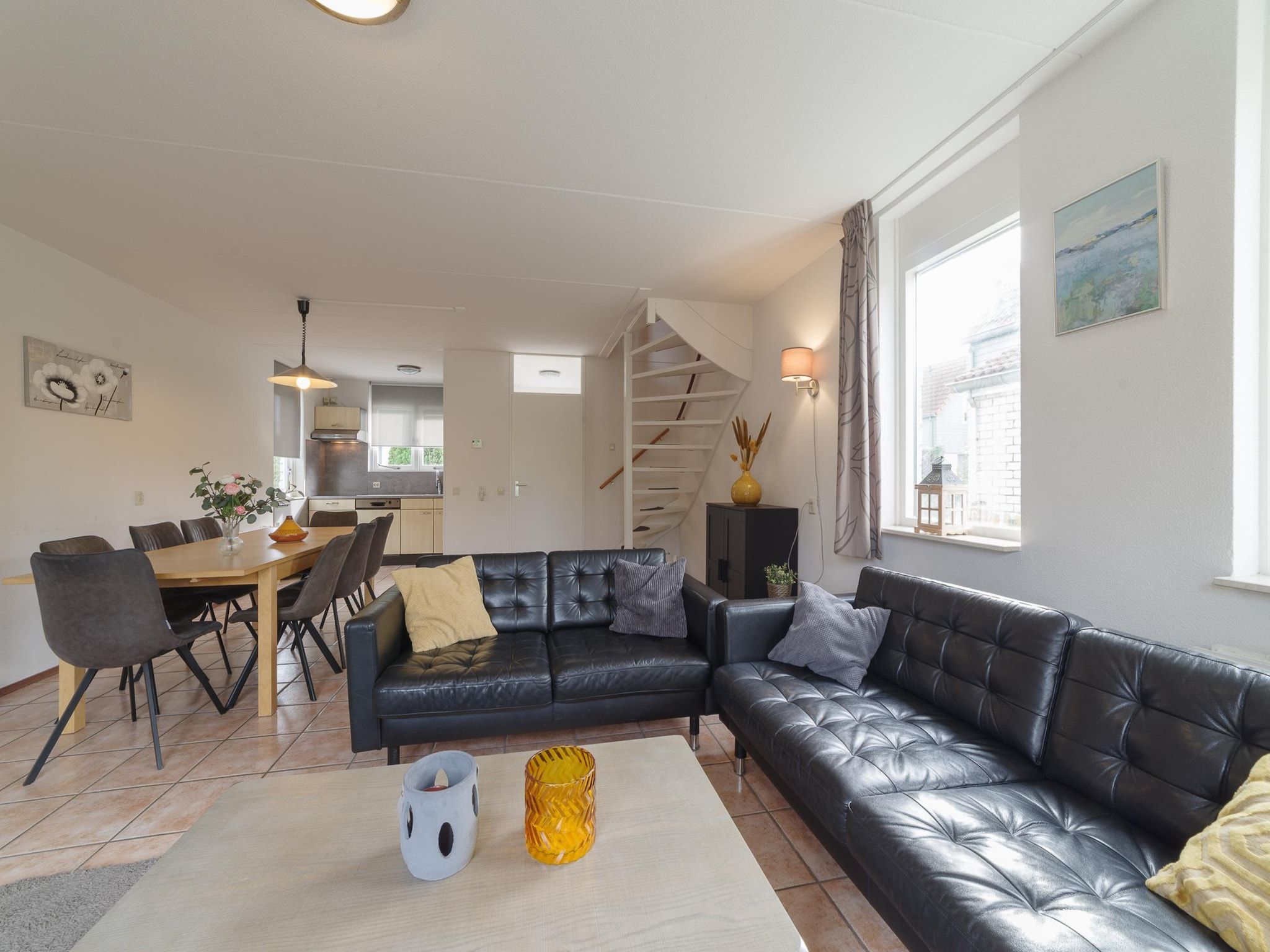 De woonkamer van Villapark De Oesterbaai 54 in Wemeldinge