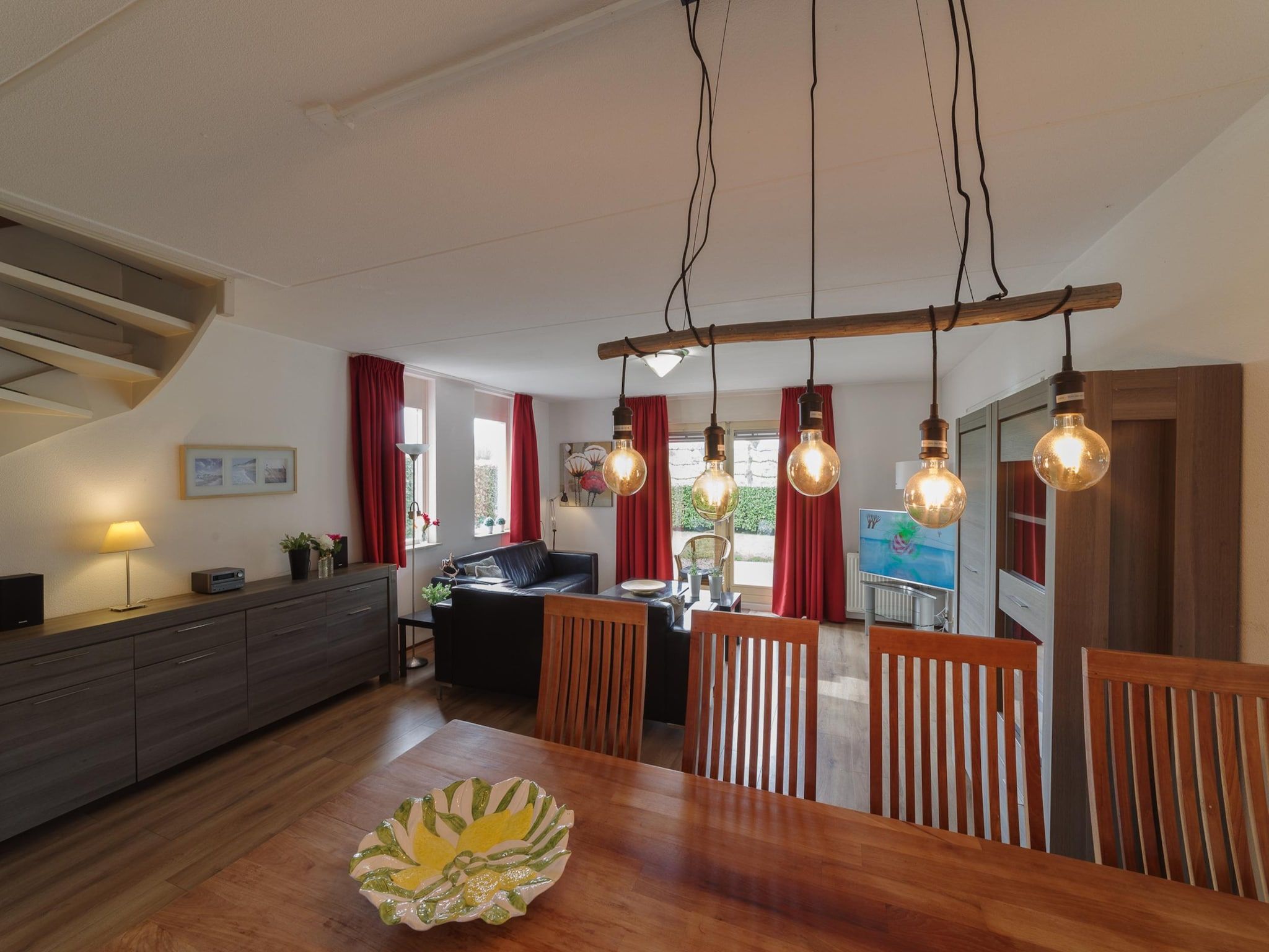 De eetkamer van Villapark De Oesterbaai 70 in Wemeldinge