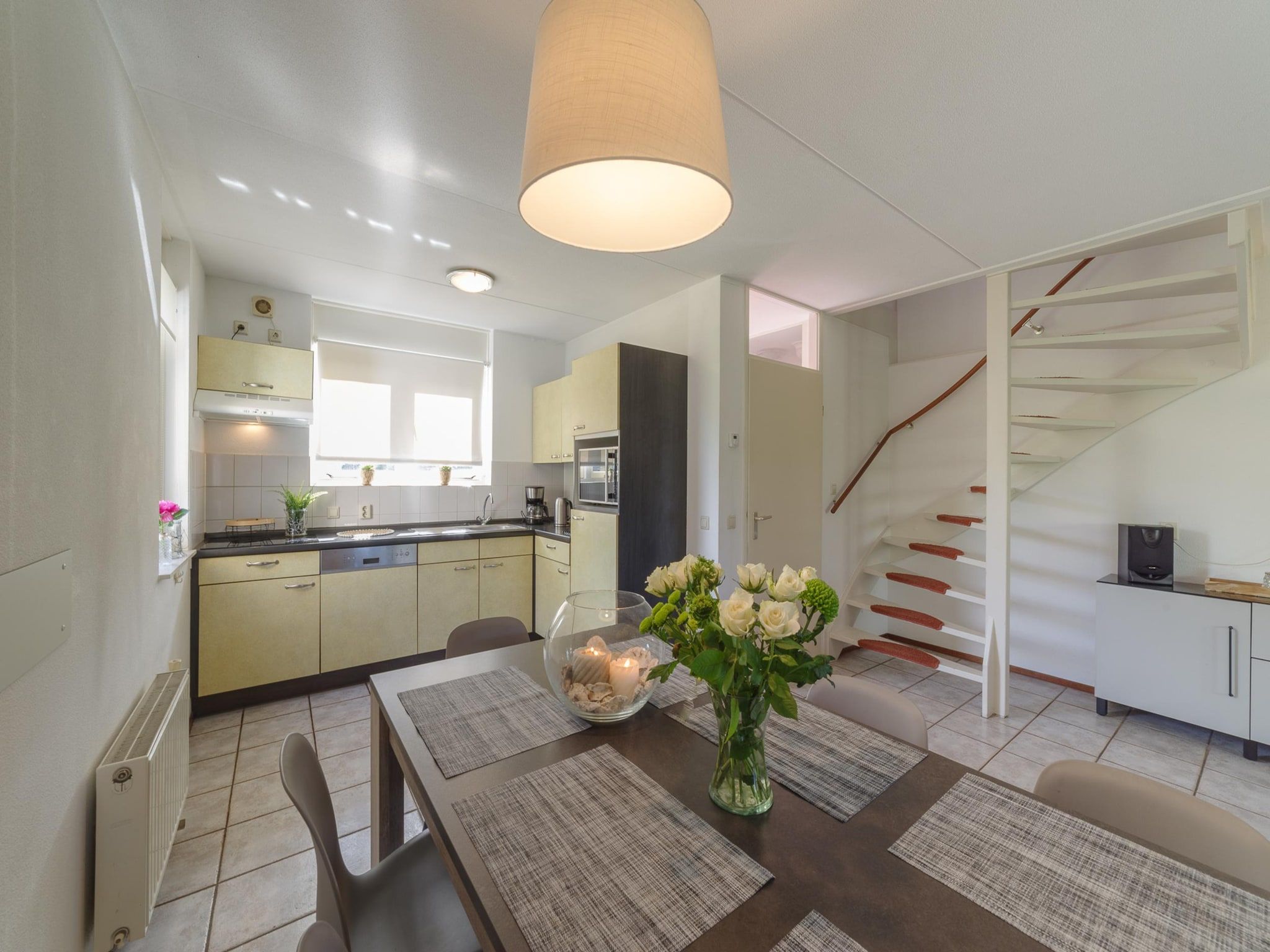 De woonkamer van Villapark De Oesterbaai 75 in Wemeldinge