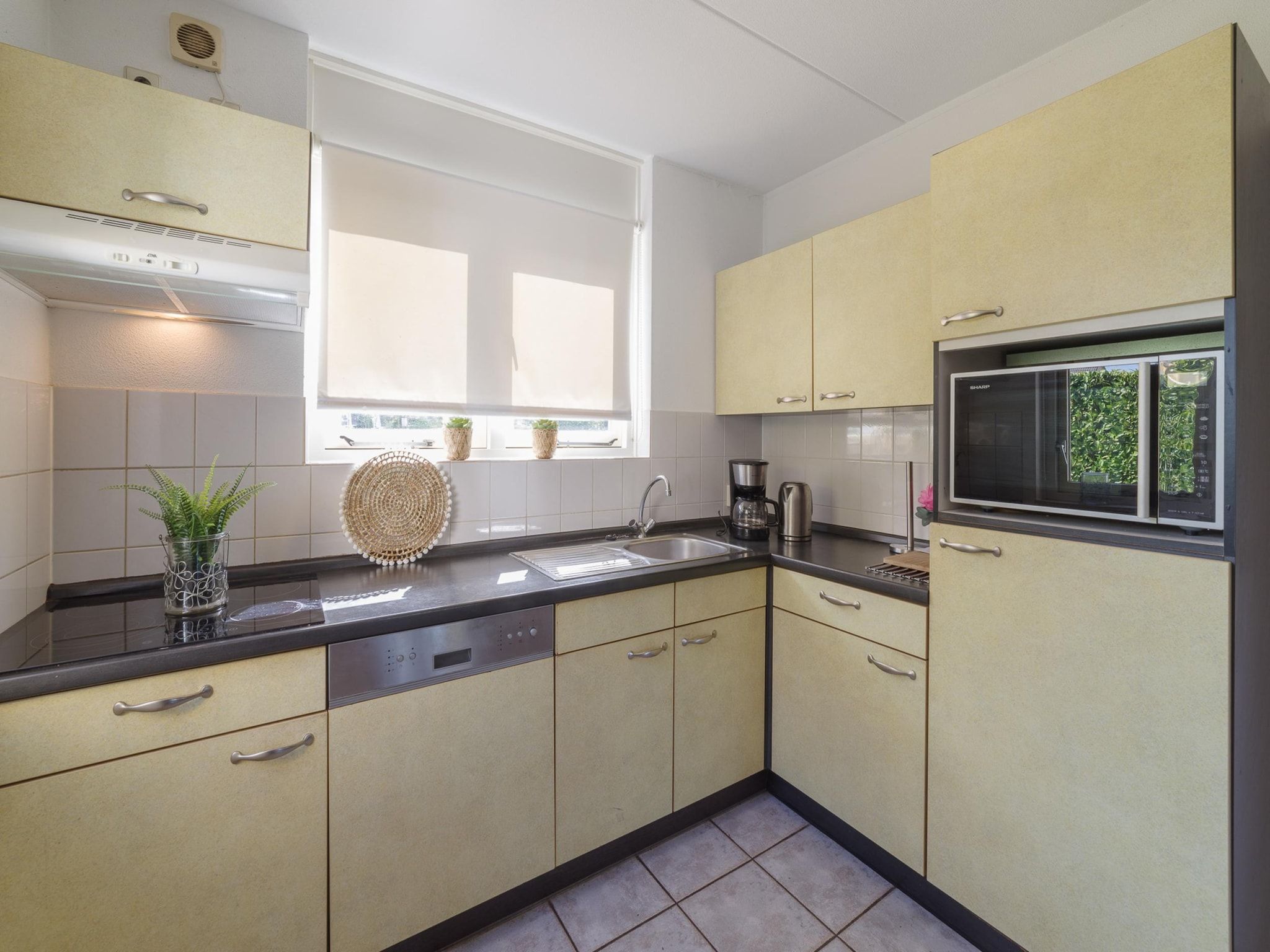 De keuken van Villapark De Oesterbaai 75 in Wemeldinge