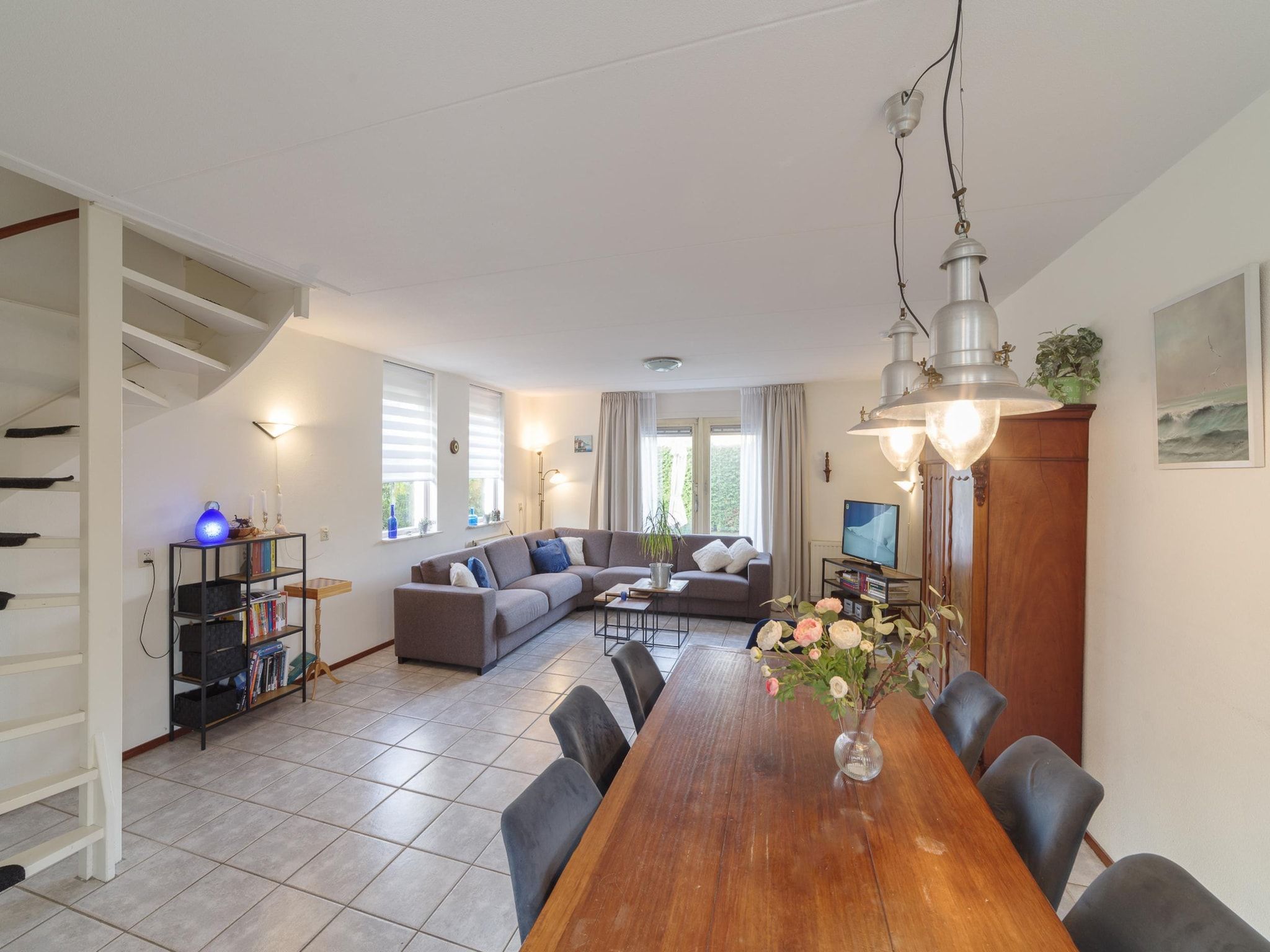 De woonkamer van Villapark De Oesterbaai 91 in Wemeldinge