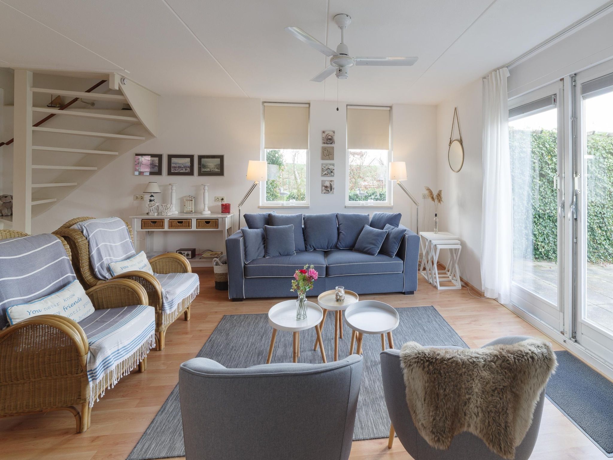 De woonkamer van Villapark De Oesterbaai 96 in Wemeldinge