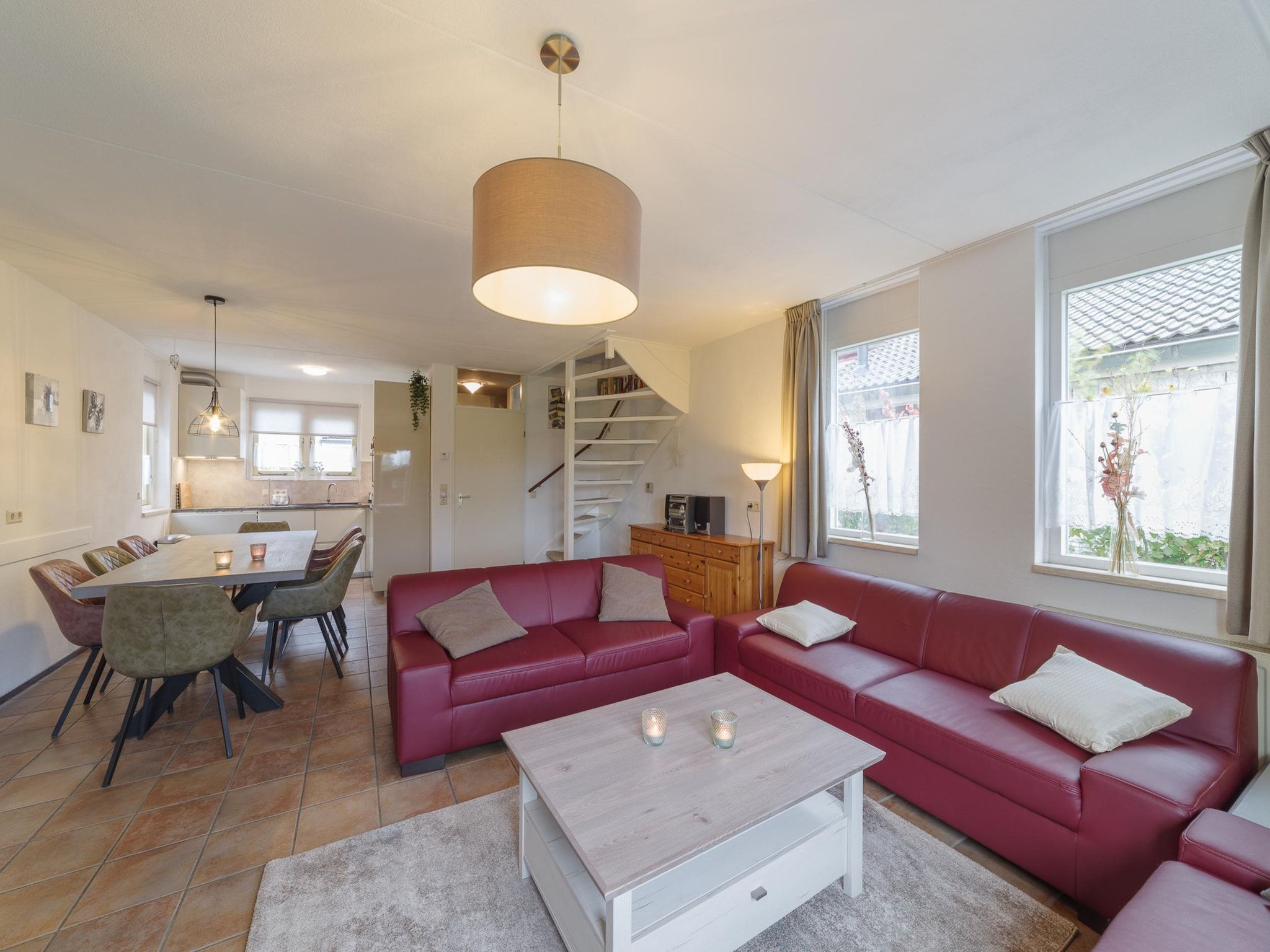 De woonkamer van Villapark De Oesterbaai 99 in Wemeldinge