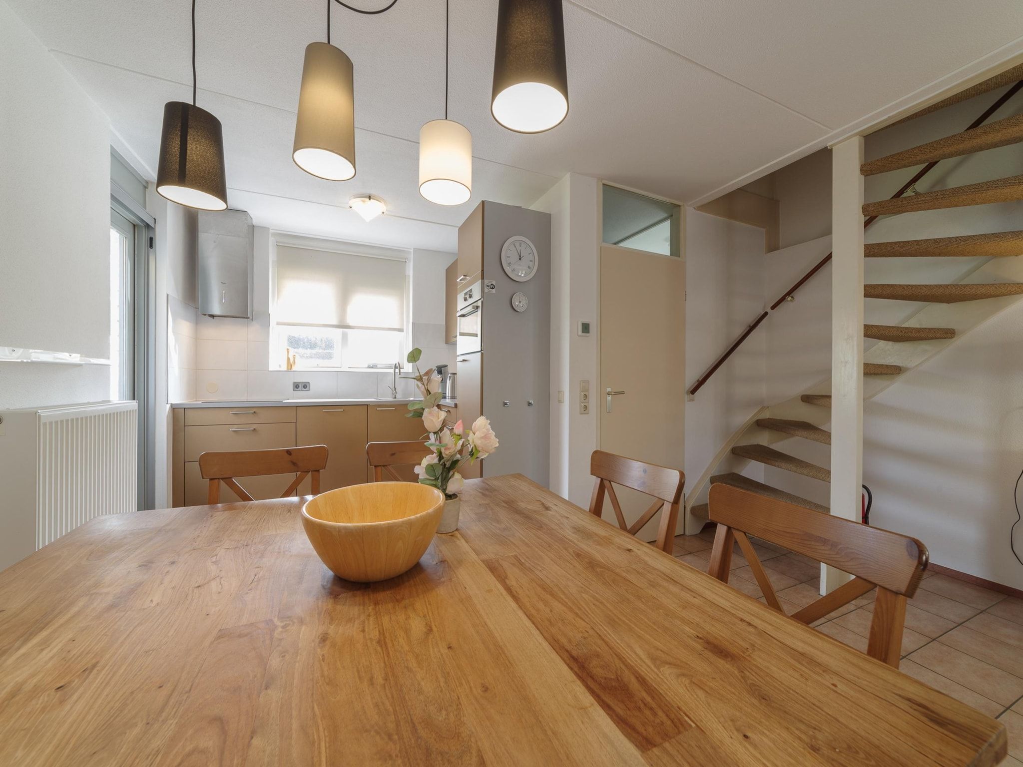 De eetkamer van Villapark De Oesterbaai 112 in Wemeldinge