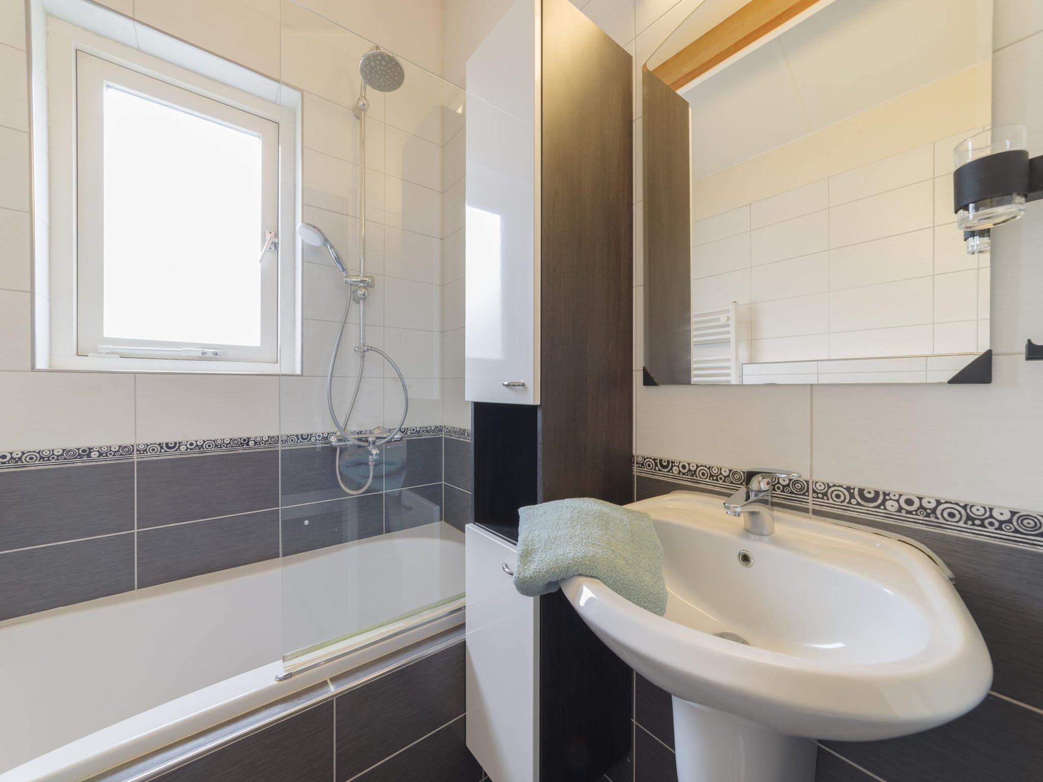 De badkamer van Villapark De Oesterbaai 112 in Wemeldinge