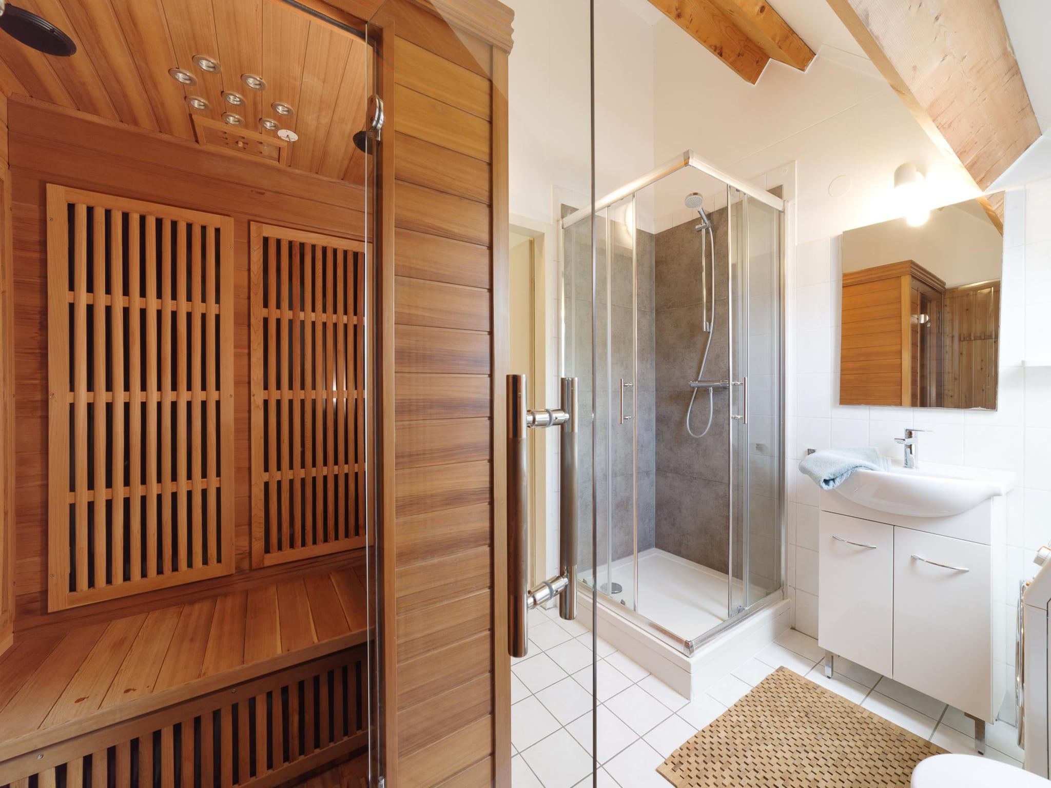 De badkamer van Villapark De Oesterbaai 112 in Wemeldinge